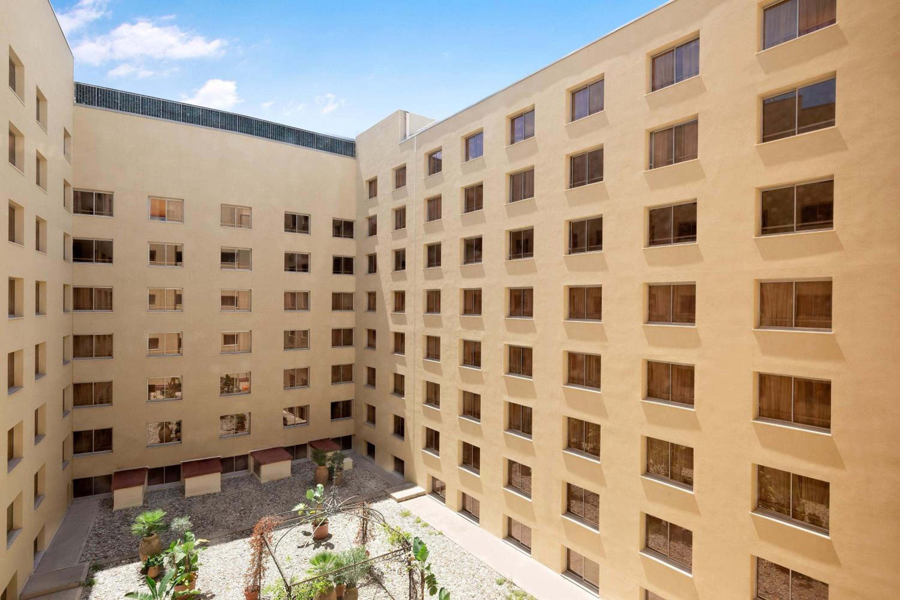 Classic room with Courtyard view, King bed - Photo 4