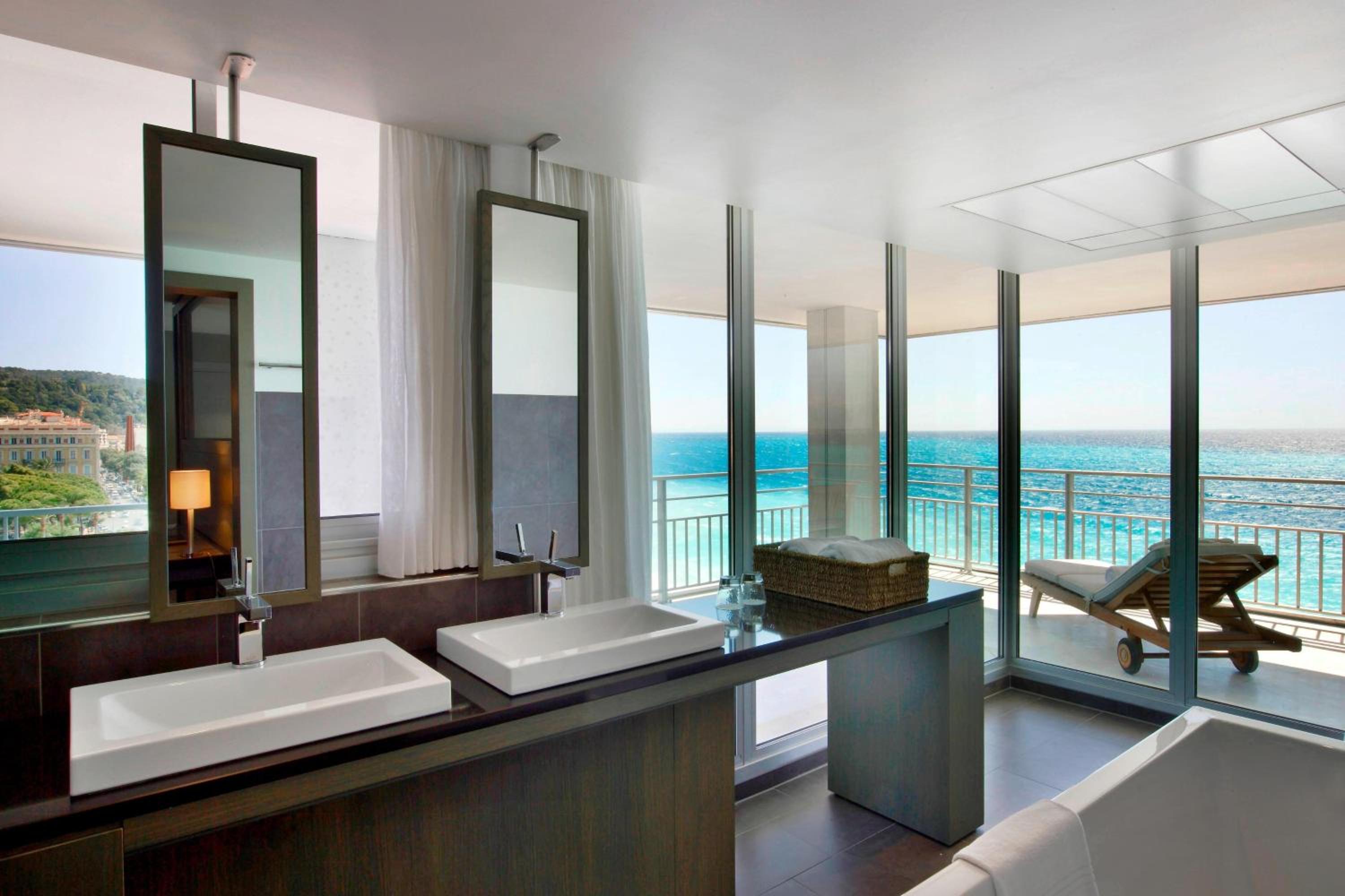 Junior Suite with panoramic Sea view, King bed - Photo 2