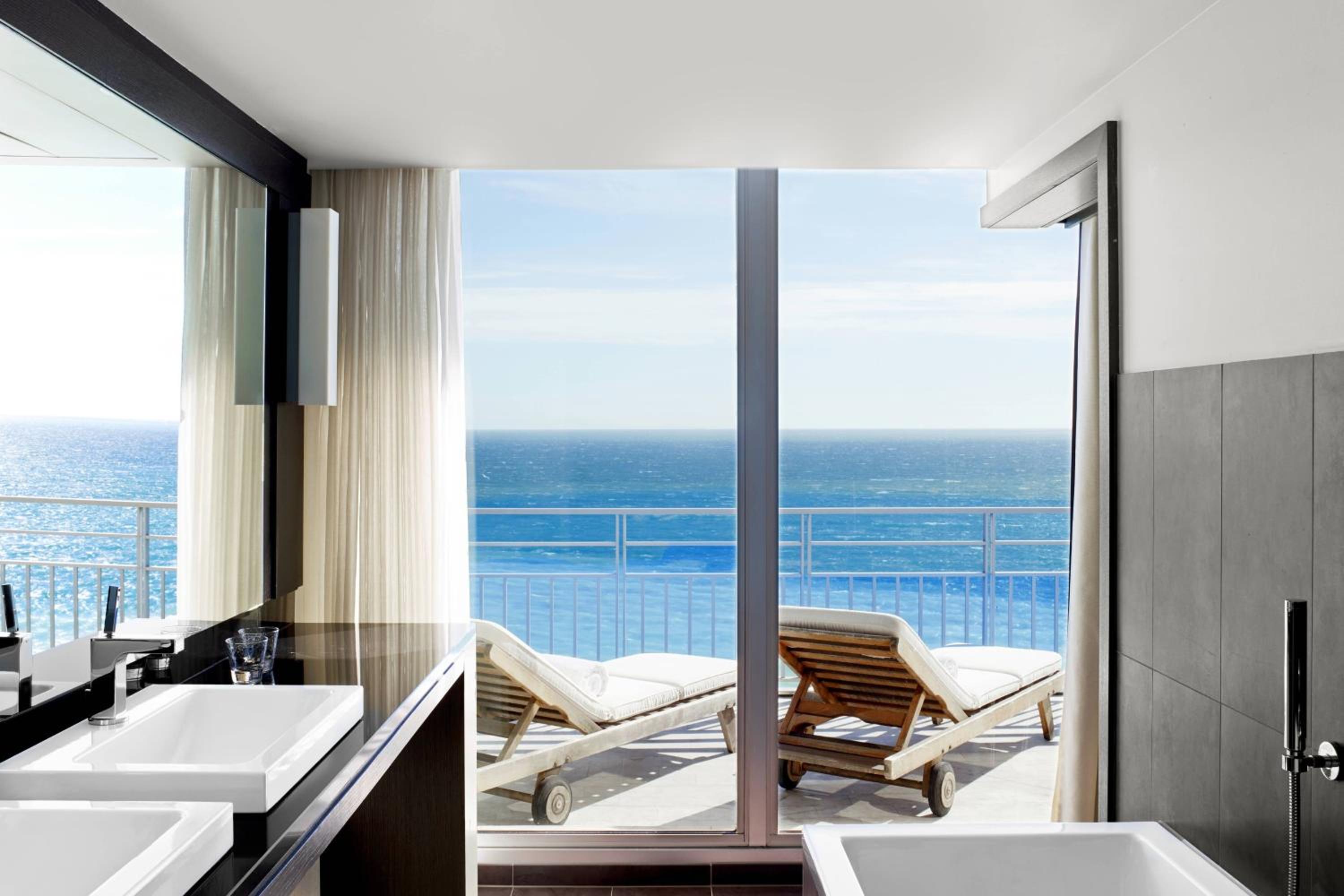 Junior Suite with Sea View, King bed - Photo 2