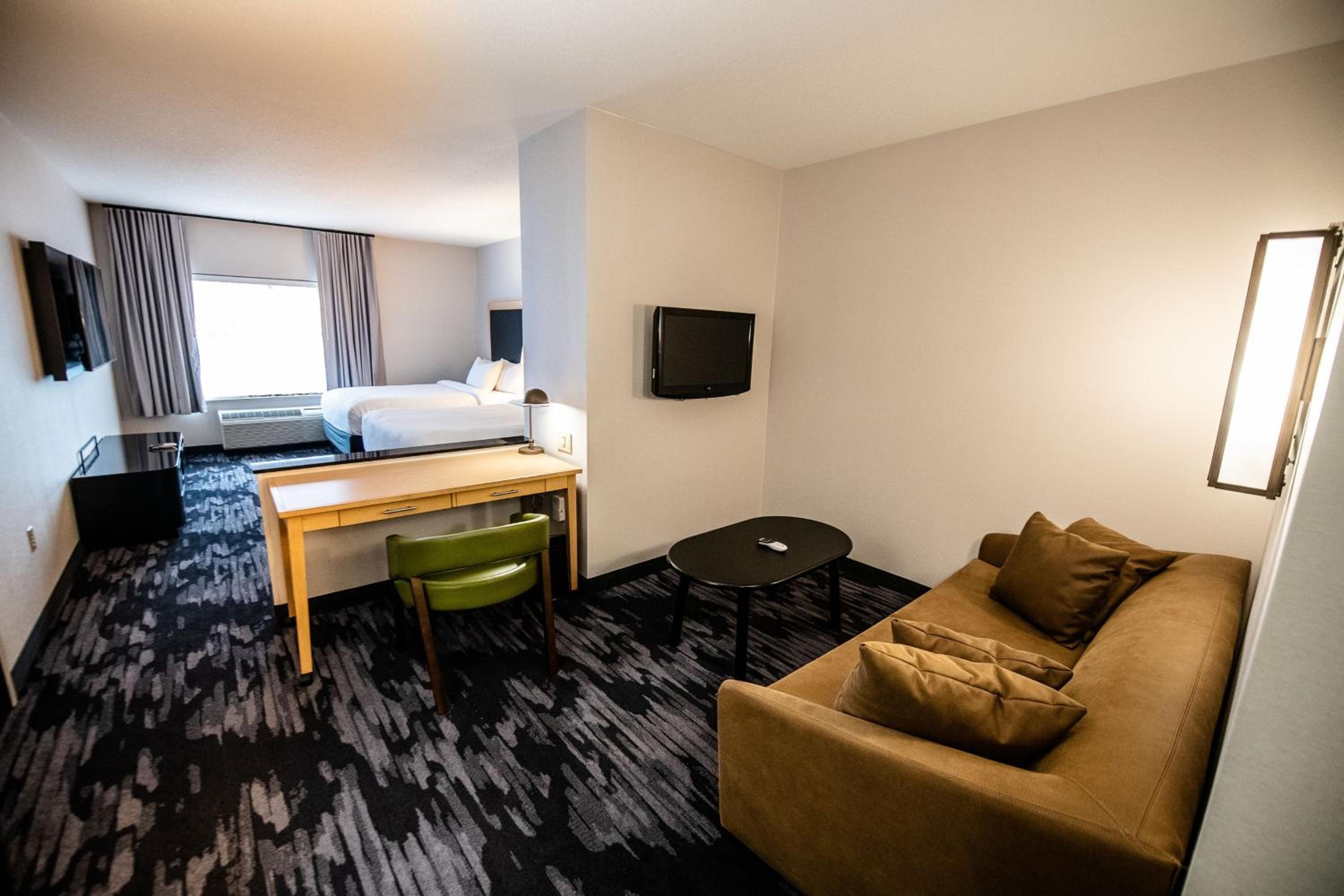 Deluxe Queen Suite with Sofa Bed - Hearing Accessible photo 2