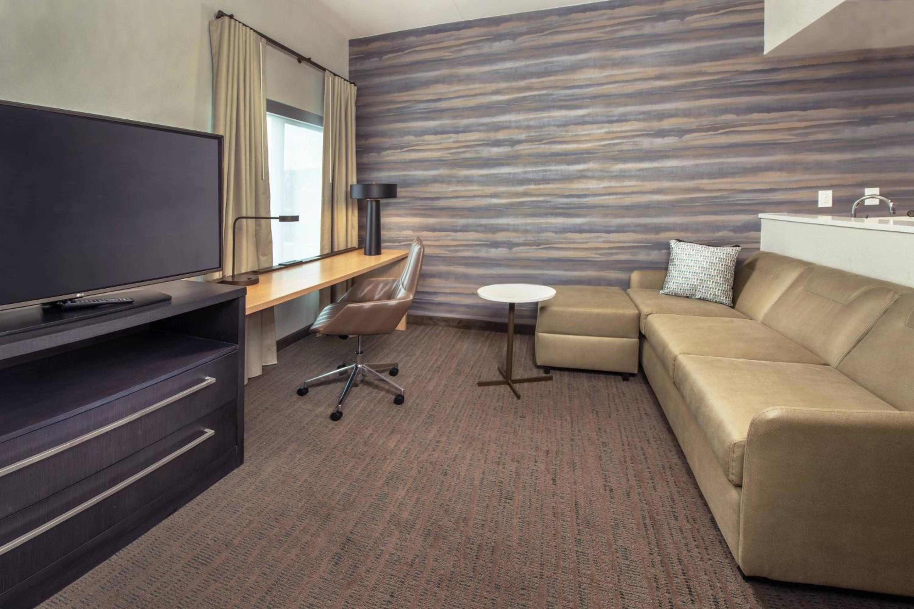1 Bedroom Suite, 1 King, Sofa bed - Photo 1