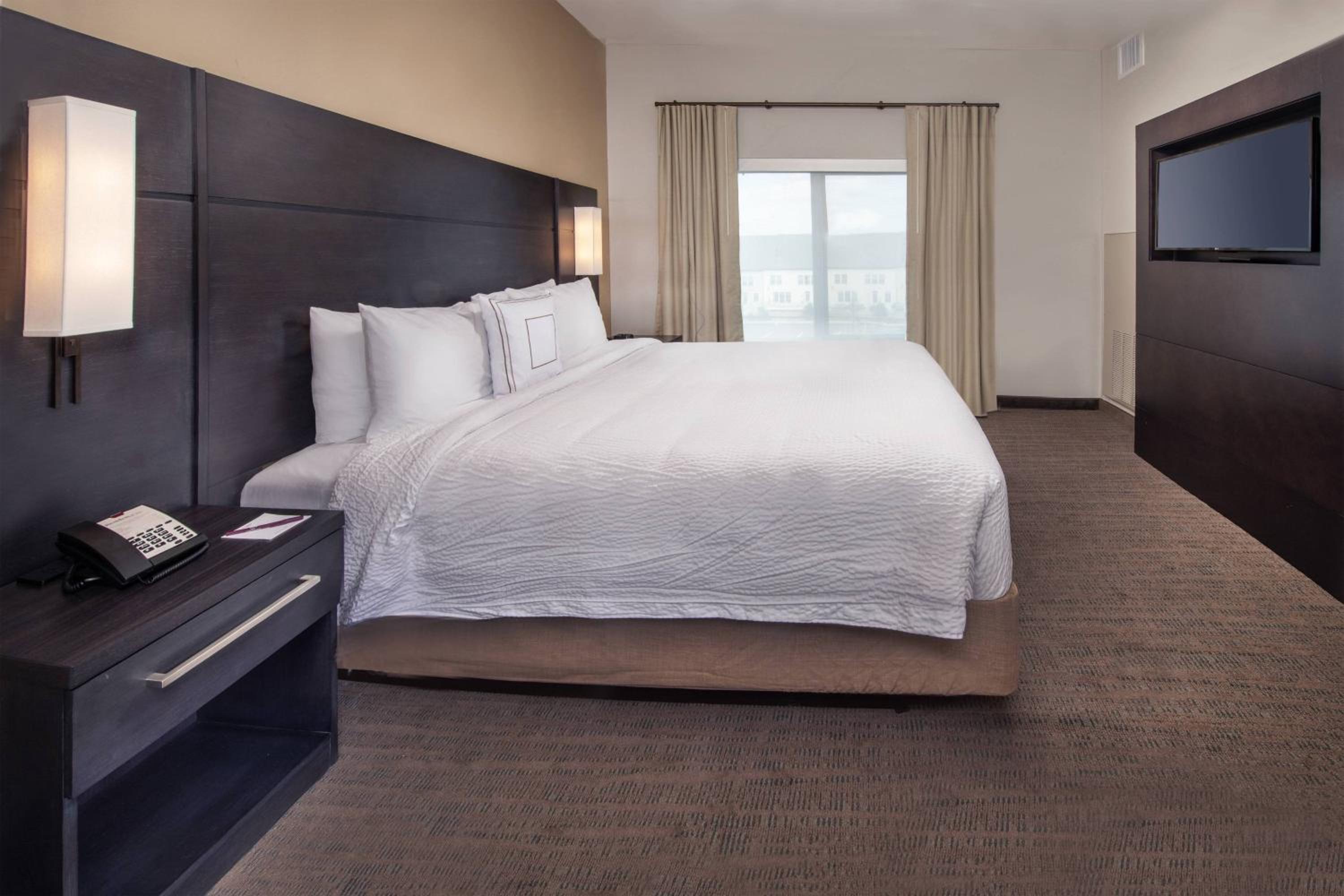 1 Bedroom Suite, 1 King, Sofa bed - Photo 8