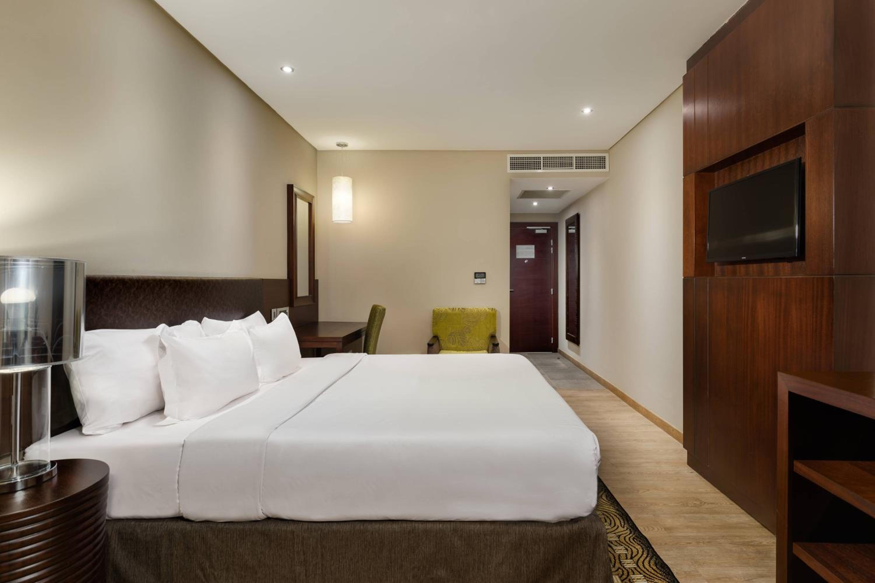 Larger Guest room, 1 King, Pool view