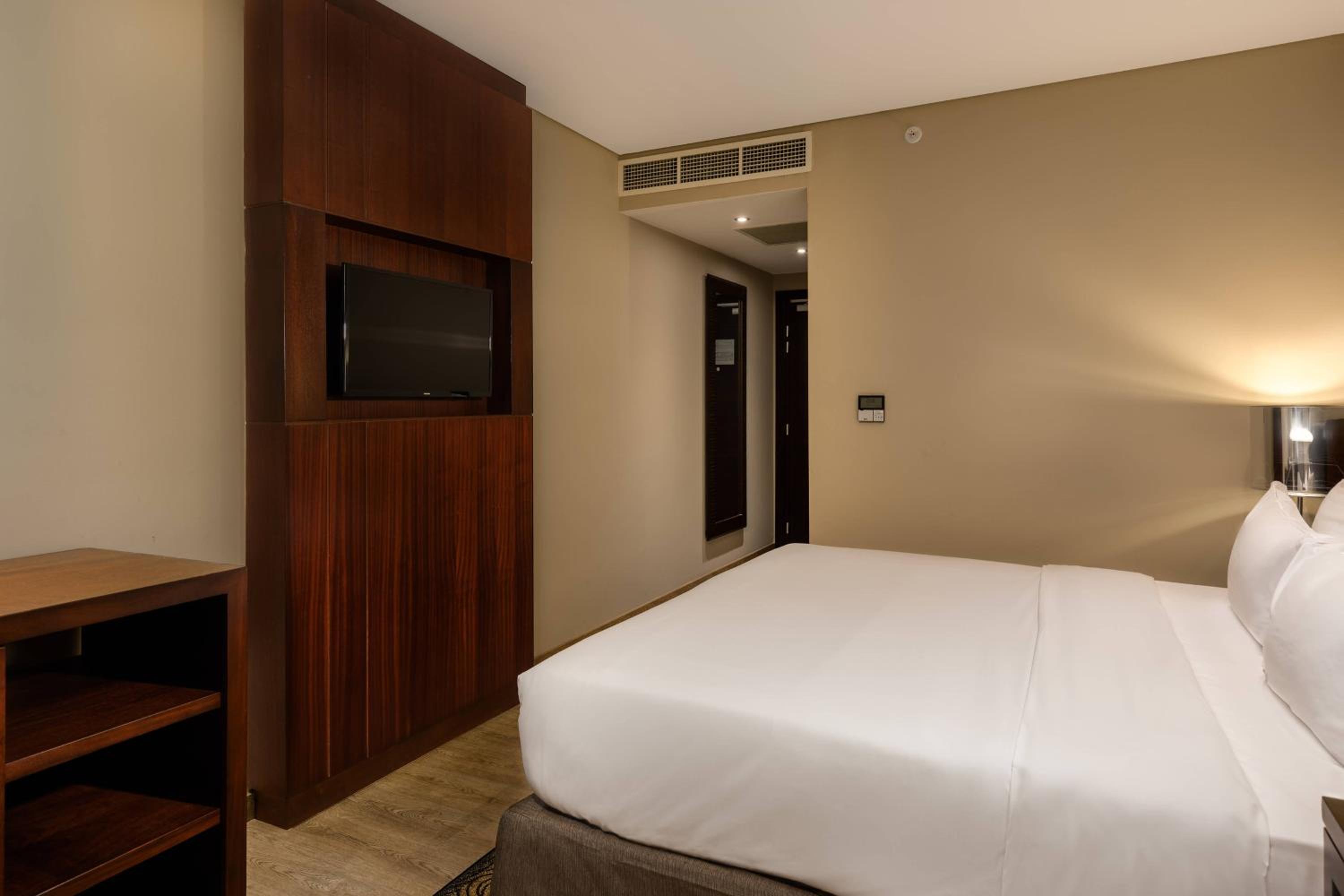 Guest room, 1 King, Pool view photo 3