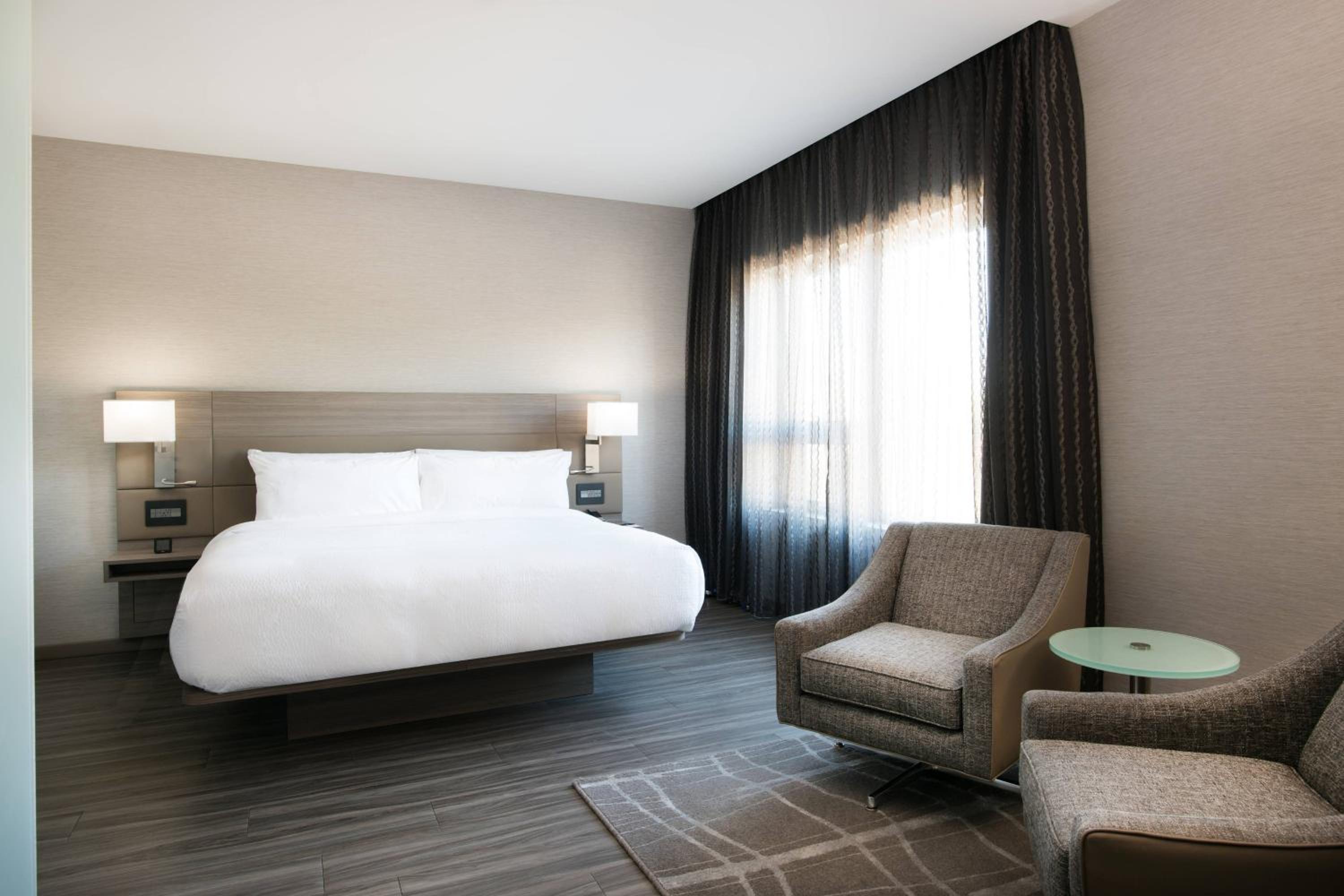 1 Bedroom Suite, 1 King, Sofa bed thumbnail 6