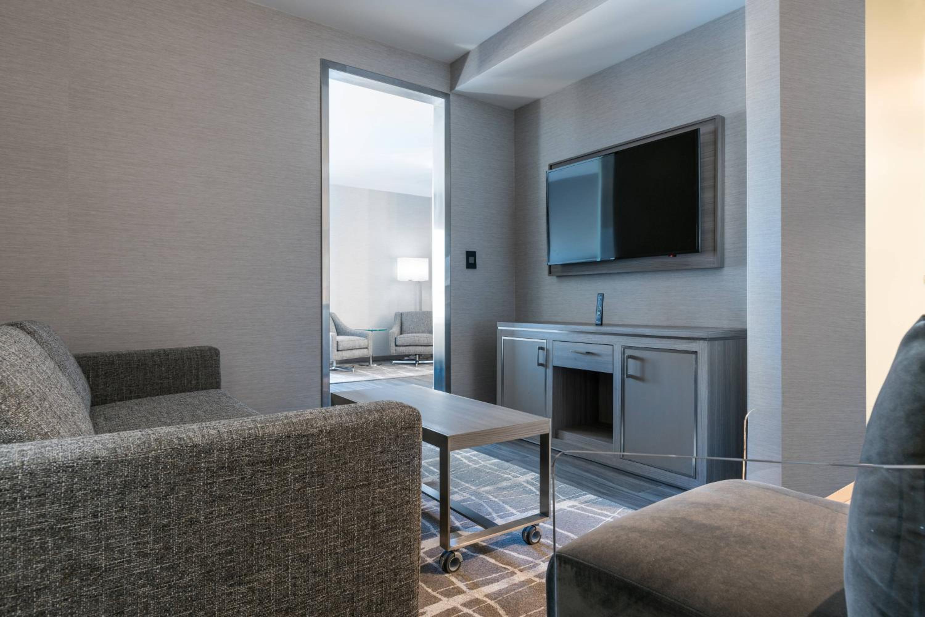 1 Bedroom Suite, 1 King, Sofa bed