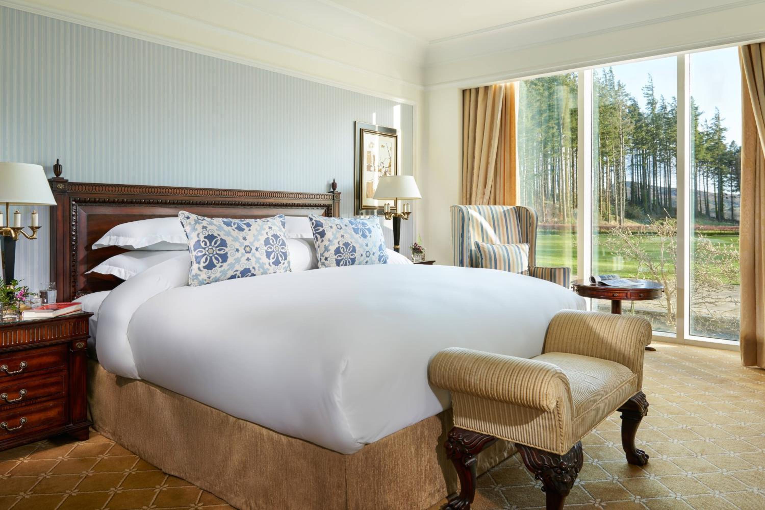 Guestroom with King Bed & Mountain View - Photo 3