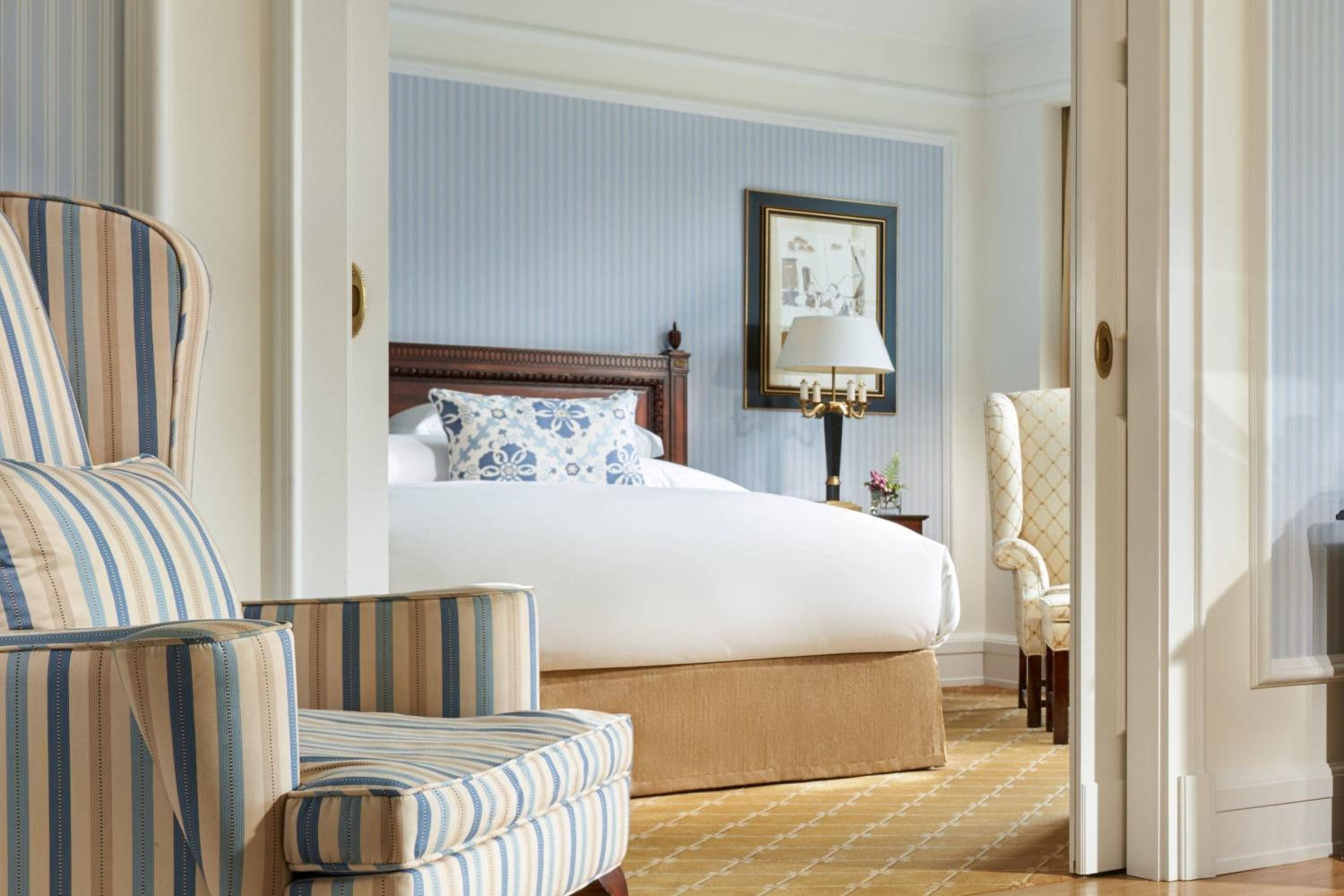 One-Bedroom Suite with Mountain View And Balcony photo 1
