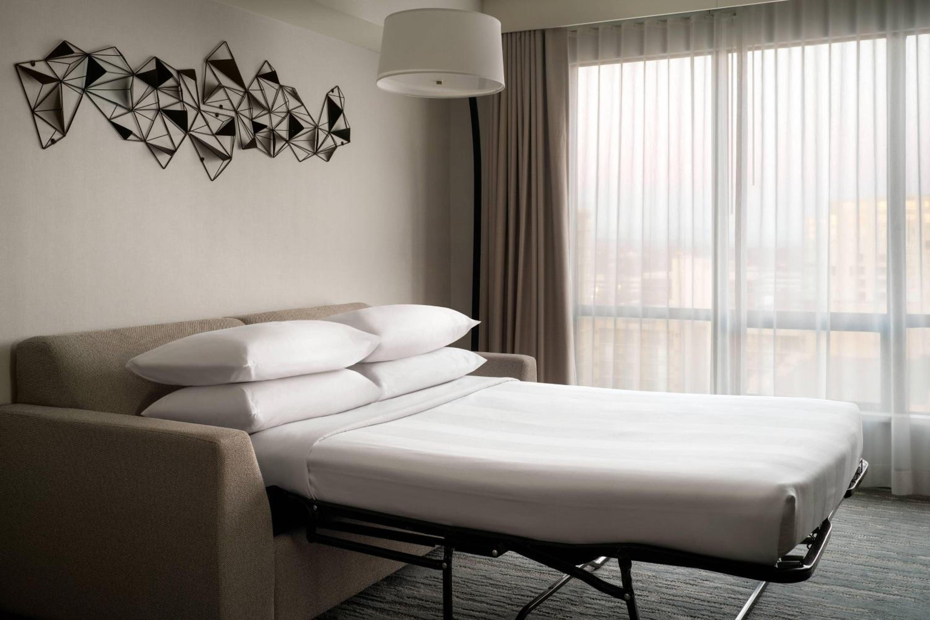 Executive King Suite with Sofa Bed and Balcony - City View photo 2