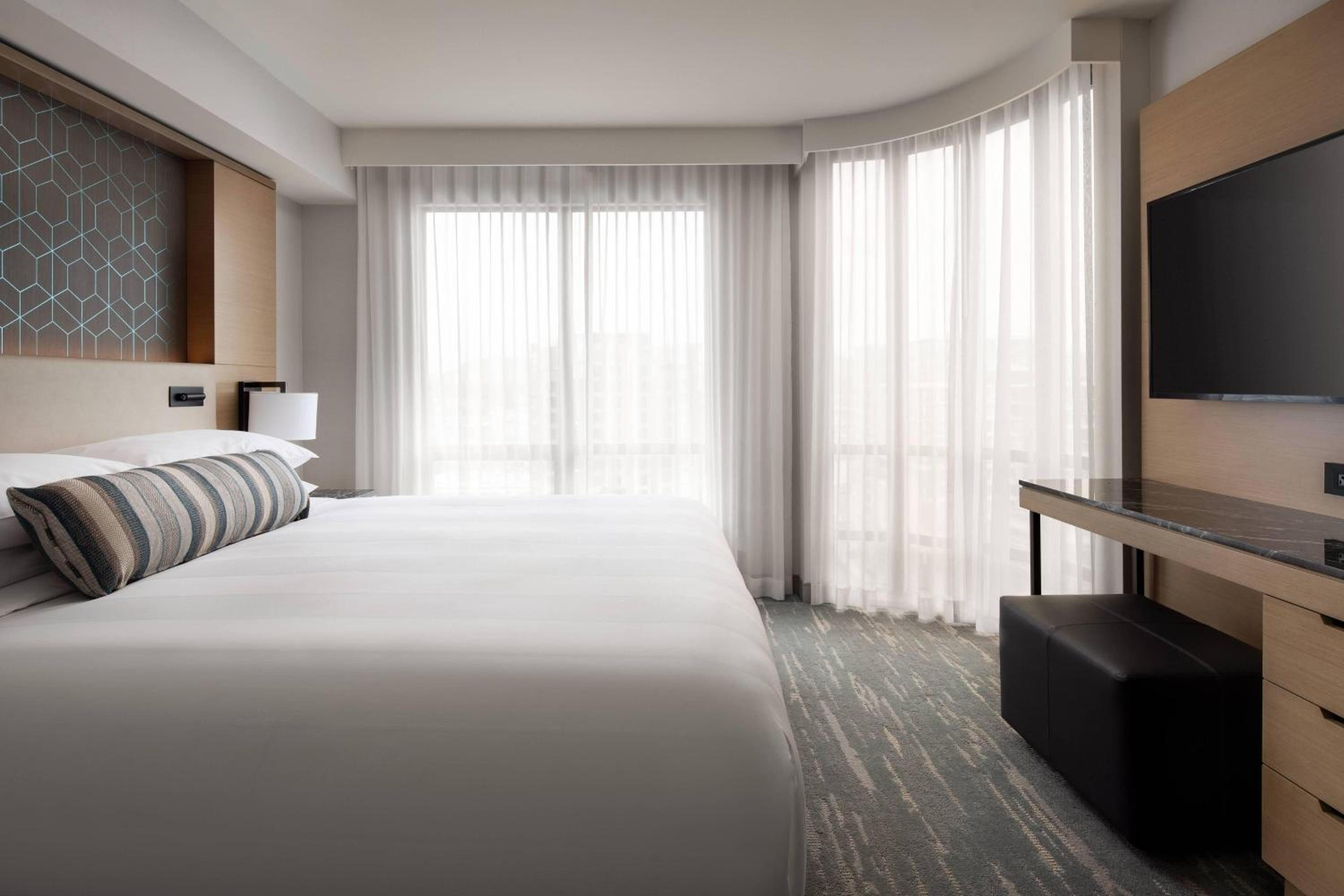 Corner Executive King Suite with Sofa Bed and Balcony photo 2