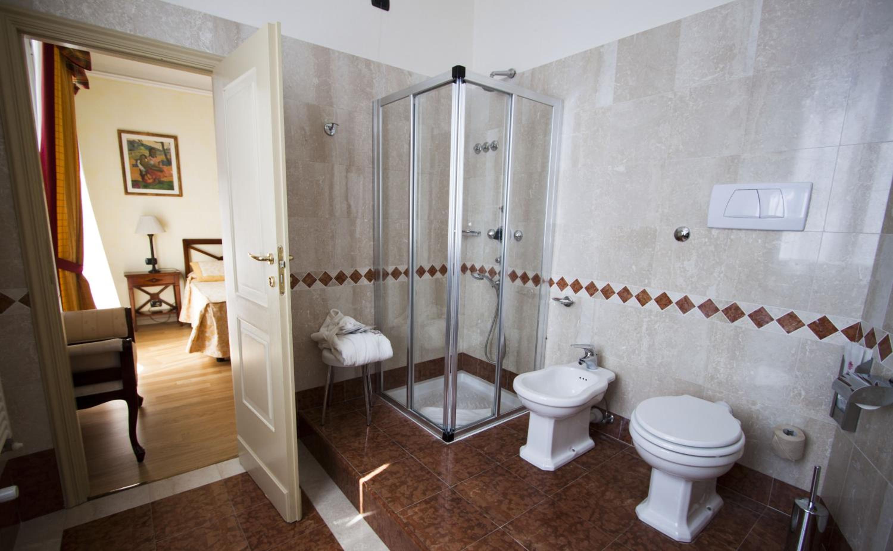 Double Room with Lake View thumbnail 5