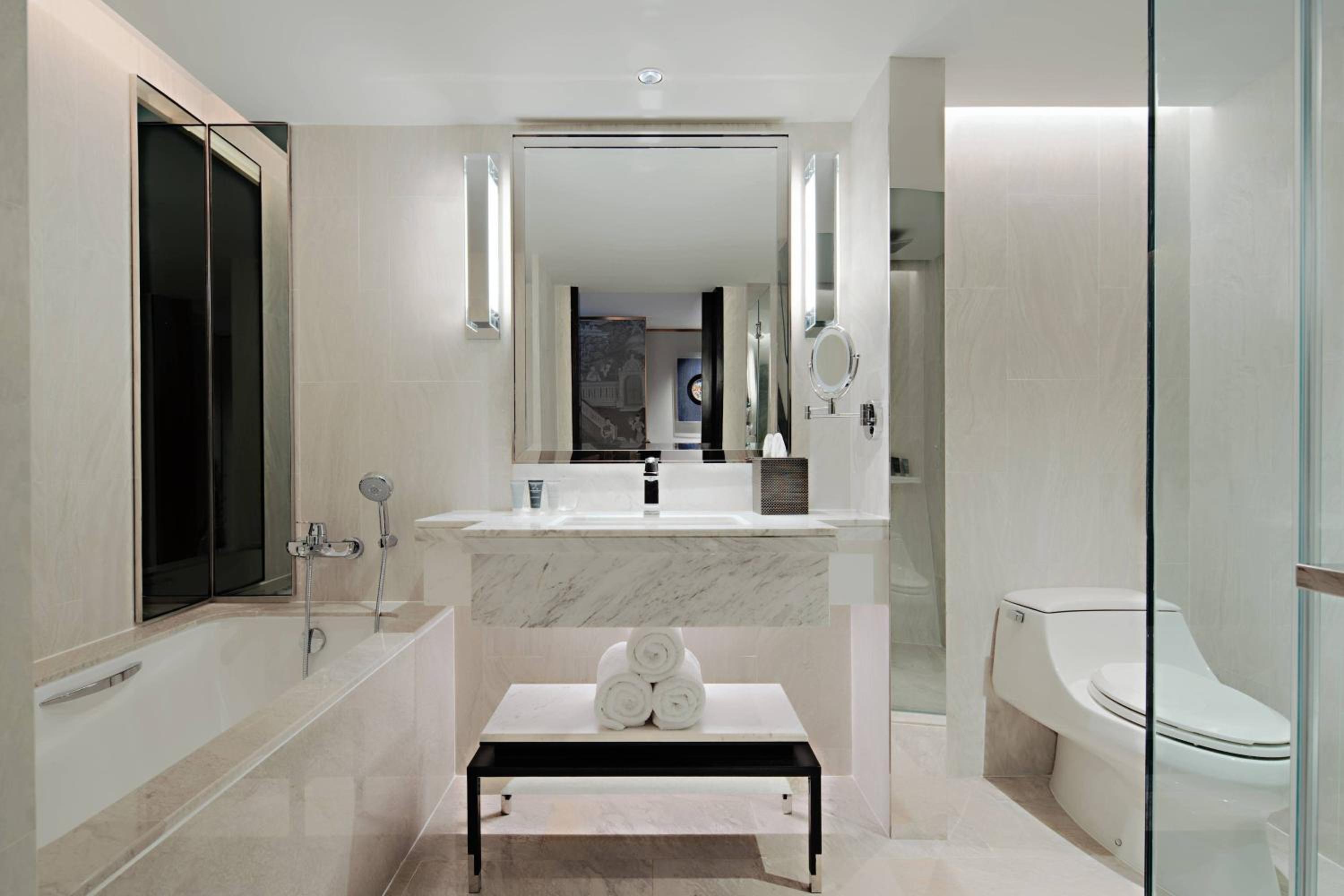 One-Bedroom Suite with Lounge Access