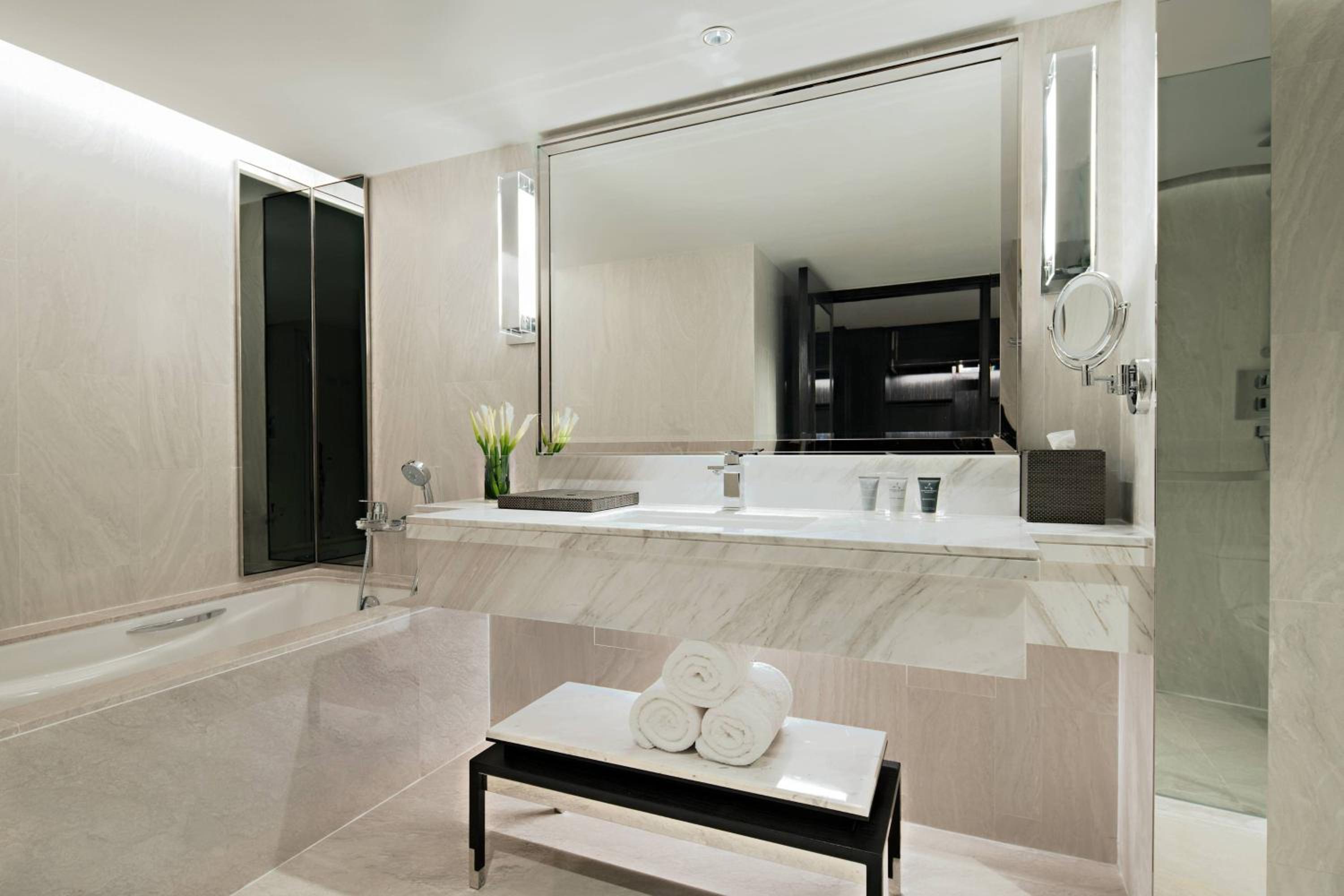 One-Bedroom Suite with Lounge Access