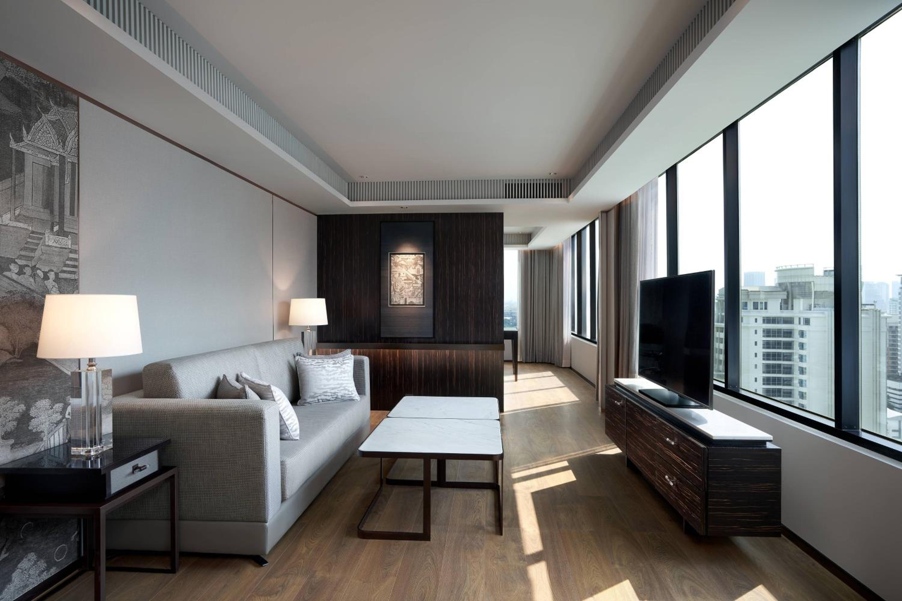Corner King Suite with Lounge Access thumbnail 5