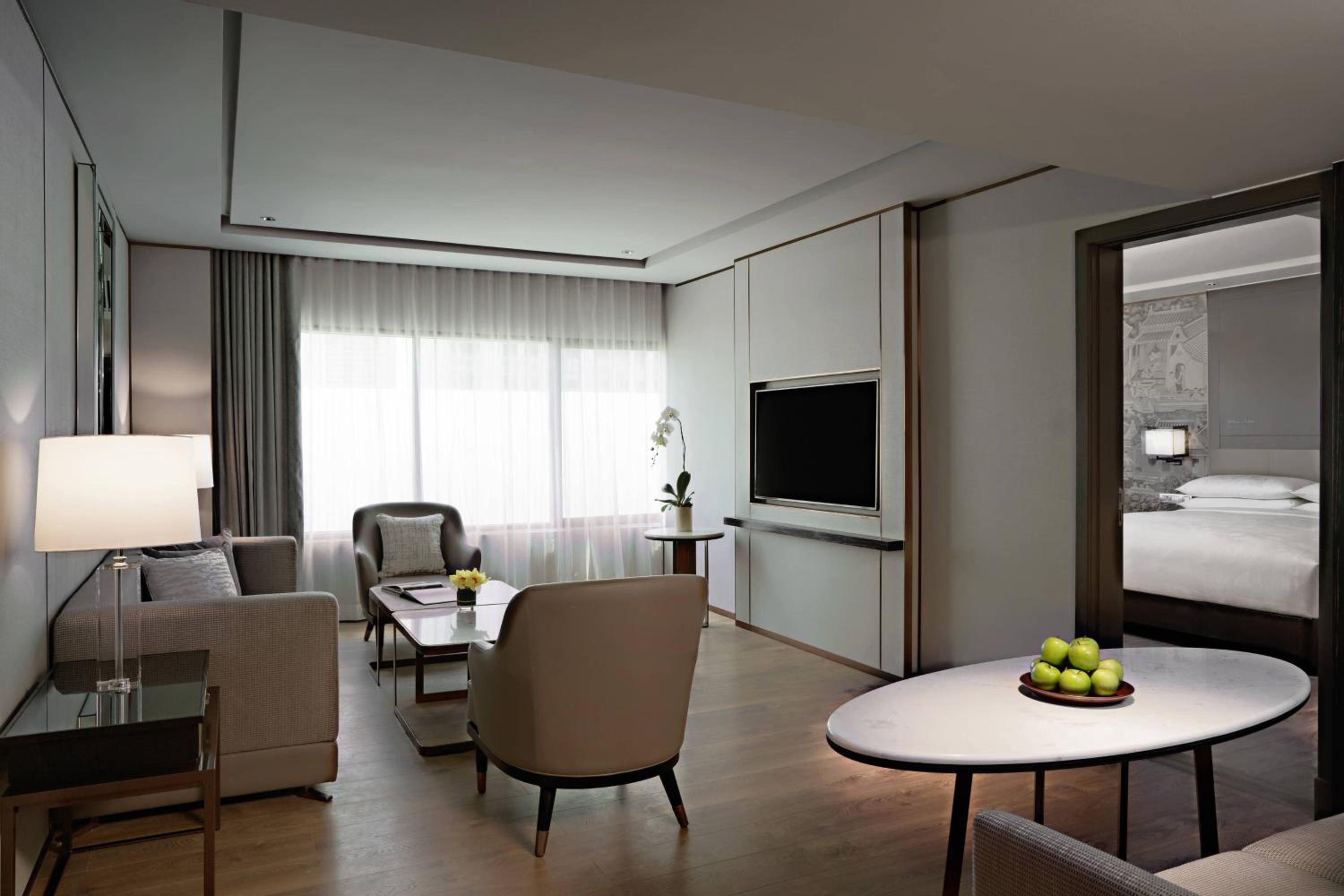One-Bedroom Suite with Lounge Access thumbnail 5