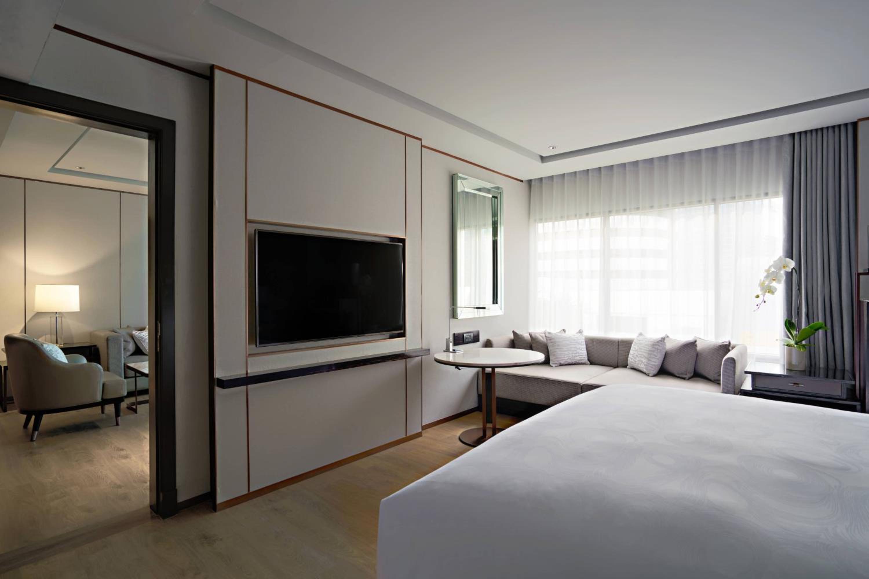 One-Bedroom Suite with Lounge Access thumbnail 6