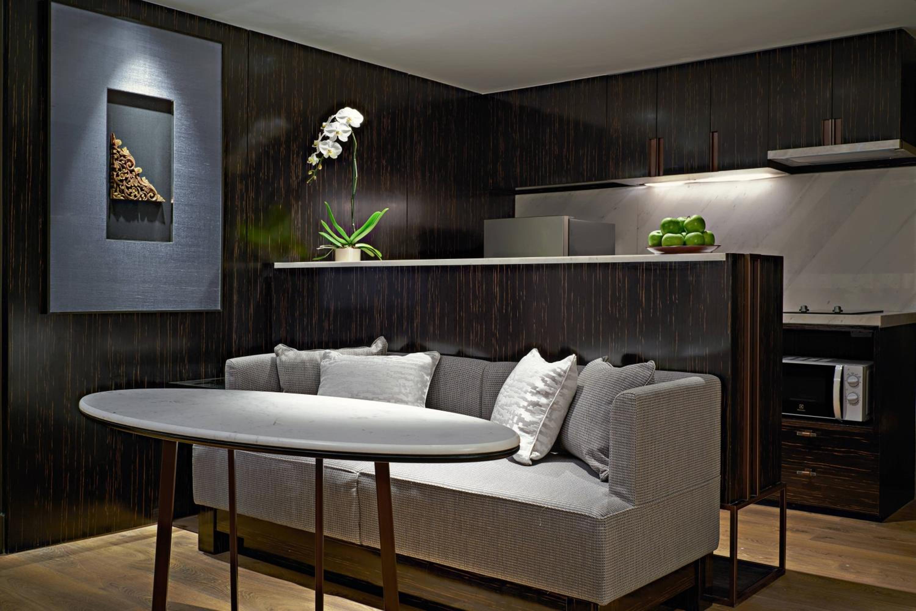 One-Bedroom Suite with Lounge Access