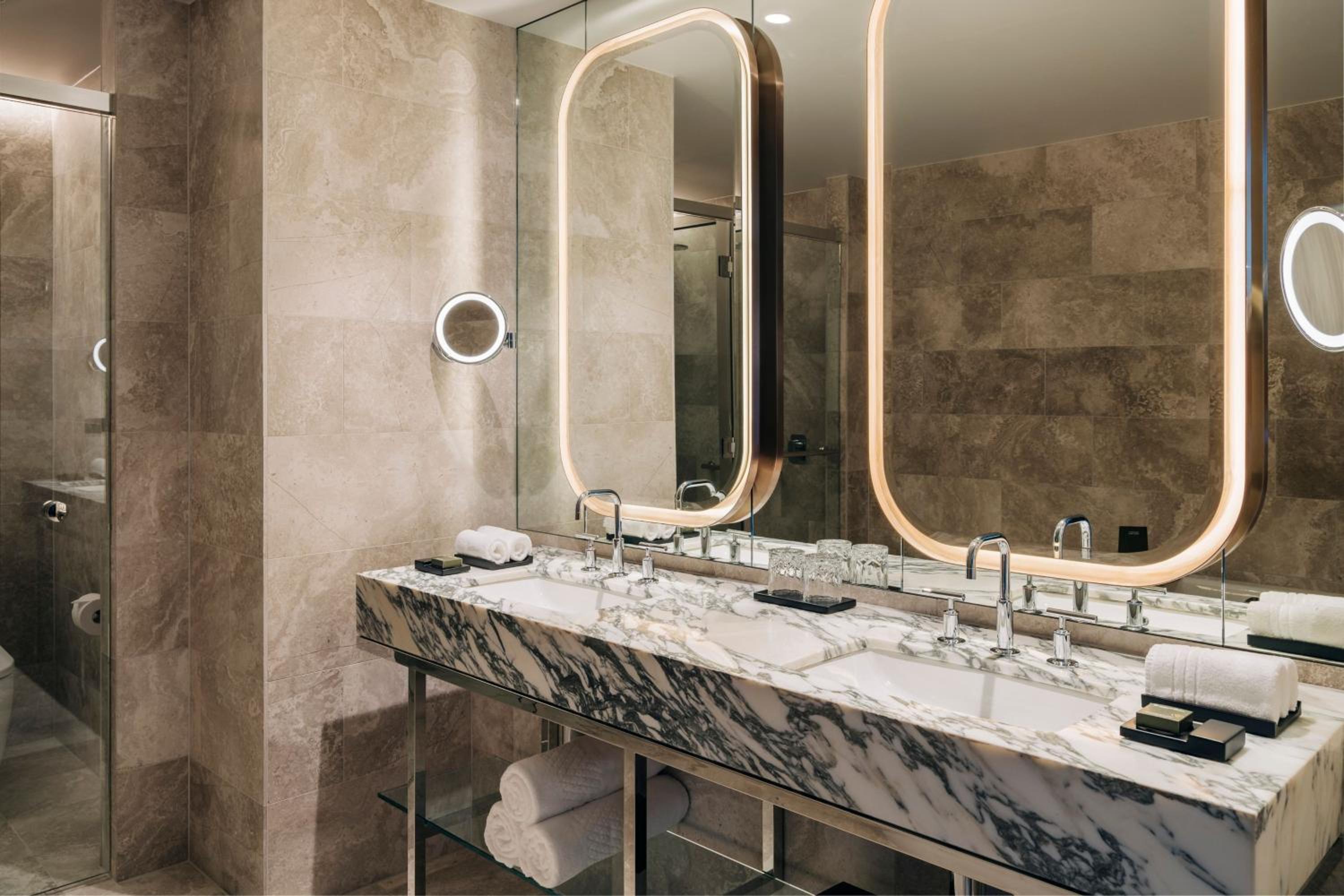 Aurora King Suite