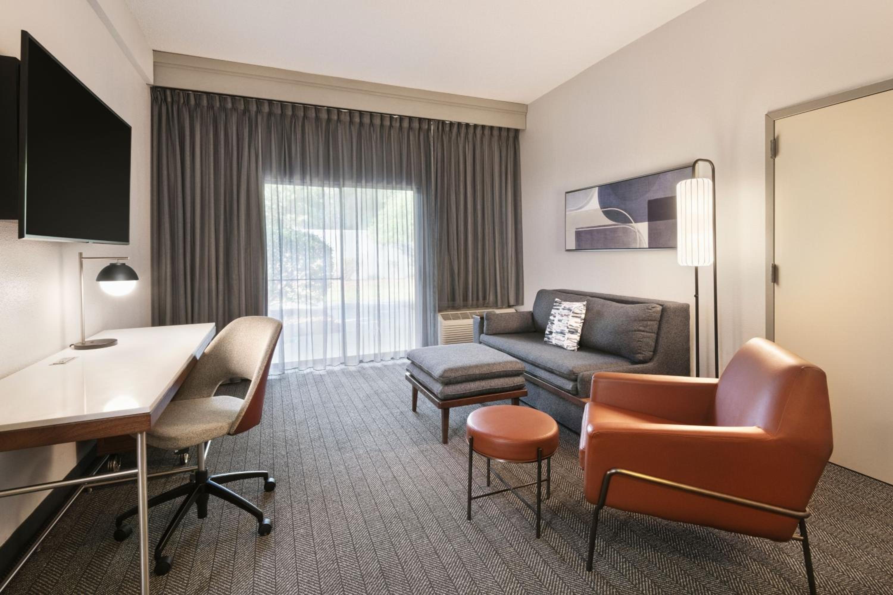 1 Bedroom Suite, 1 King, Sofa bed, Courtyard view, Balcony