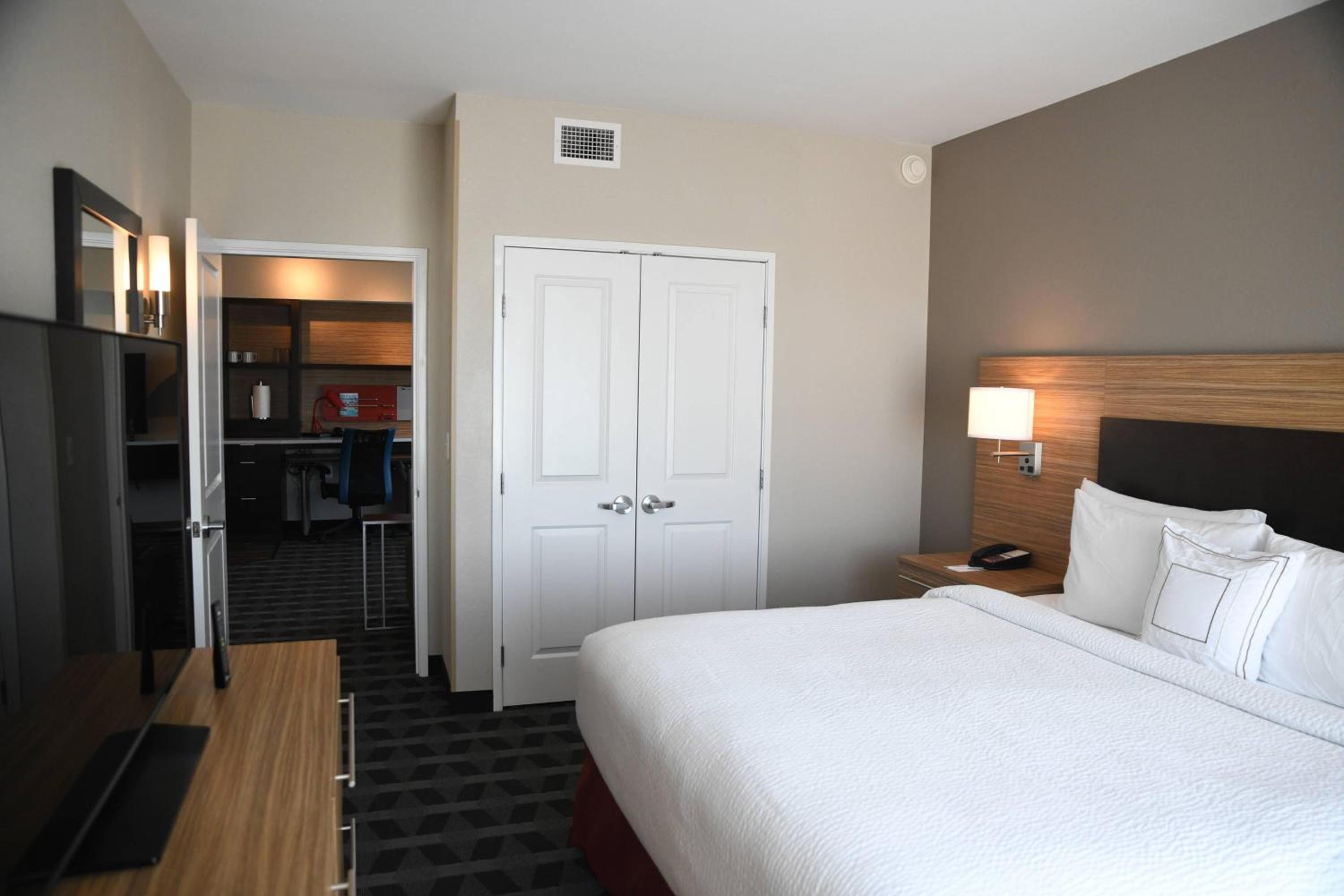 One-Bedroom King Suite with Sofa Bed photo 2