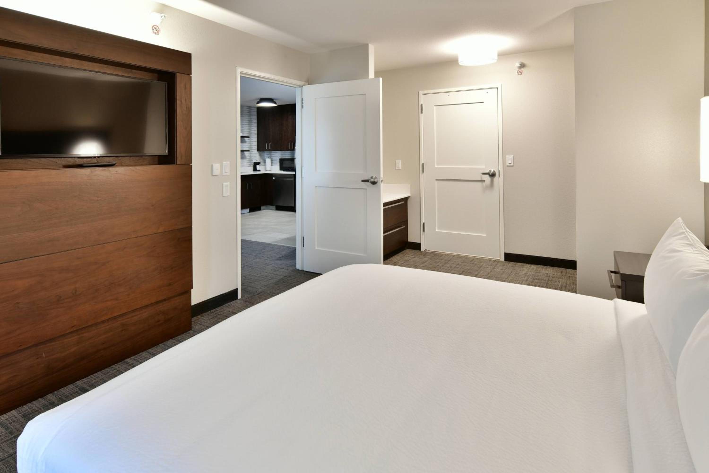 One-Bedroom Suite - Photo 3