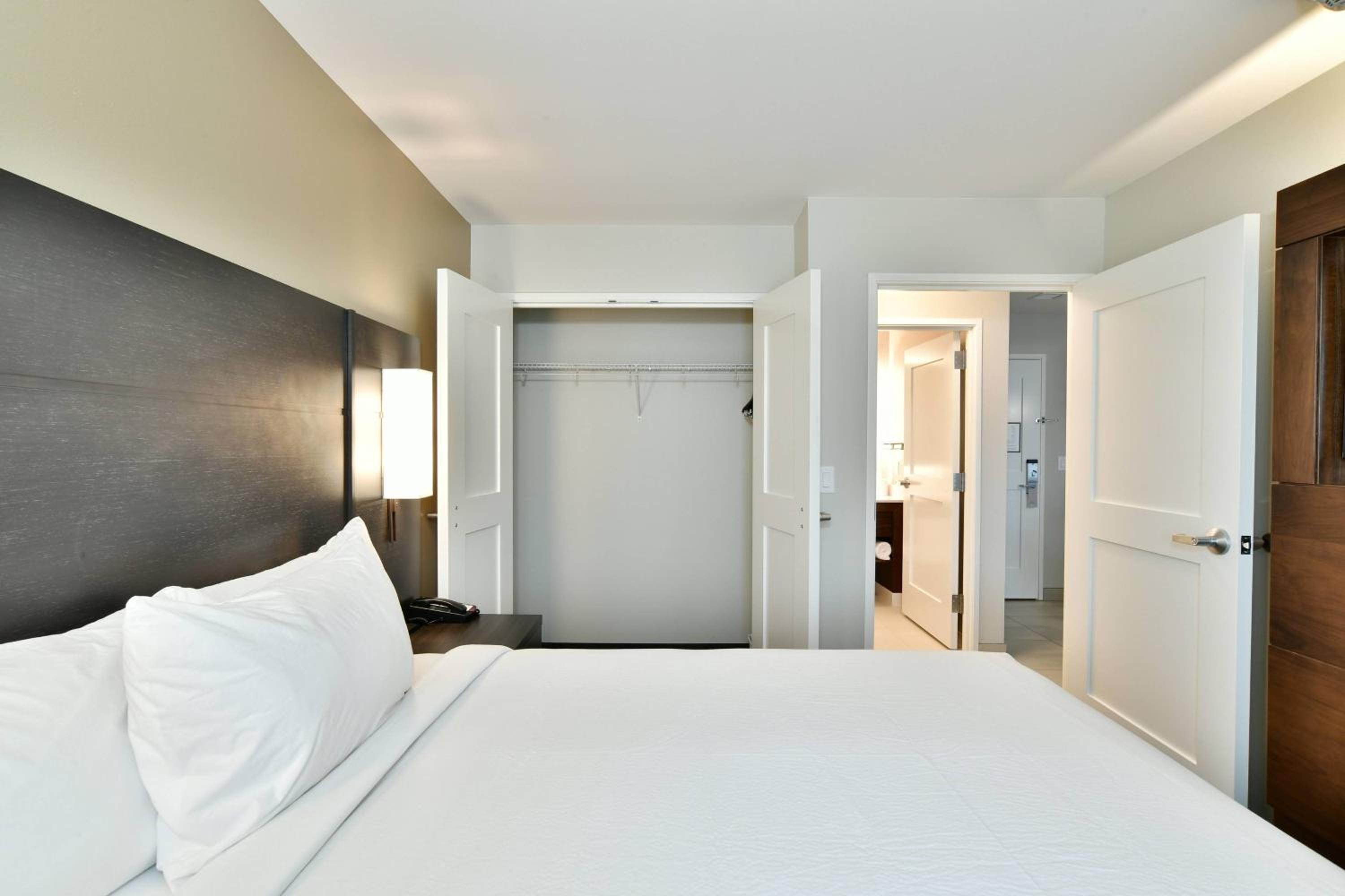Two Bedroom Suite with King Bed and Queen Bed - Photo 5