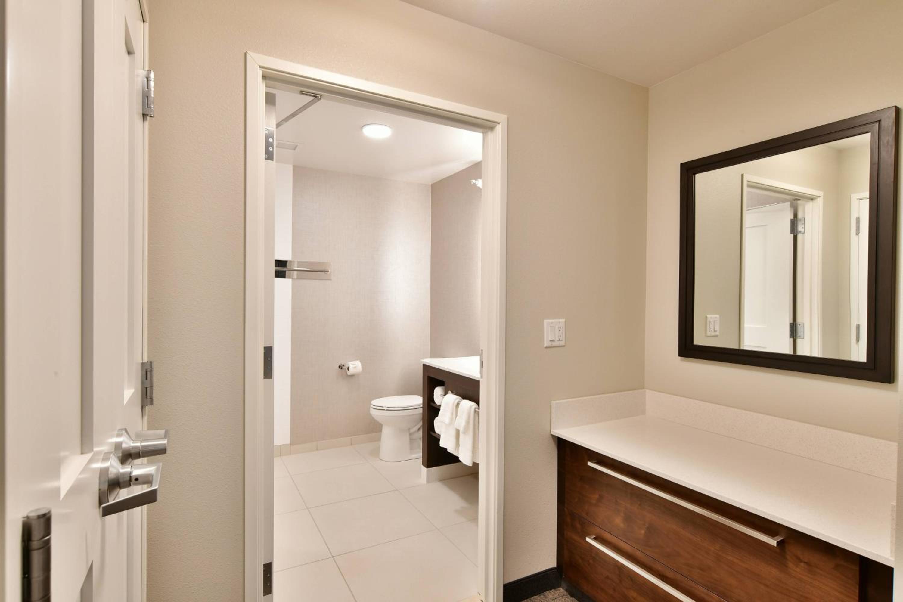 One-Bedroom Suite - Photo 8