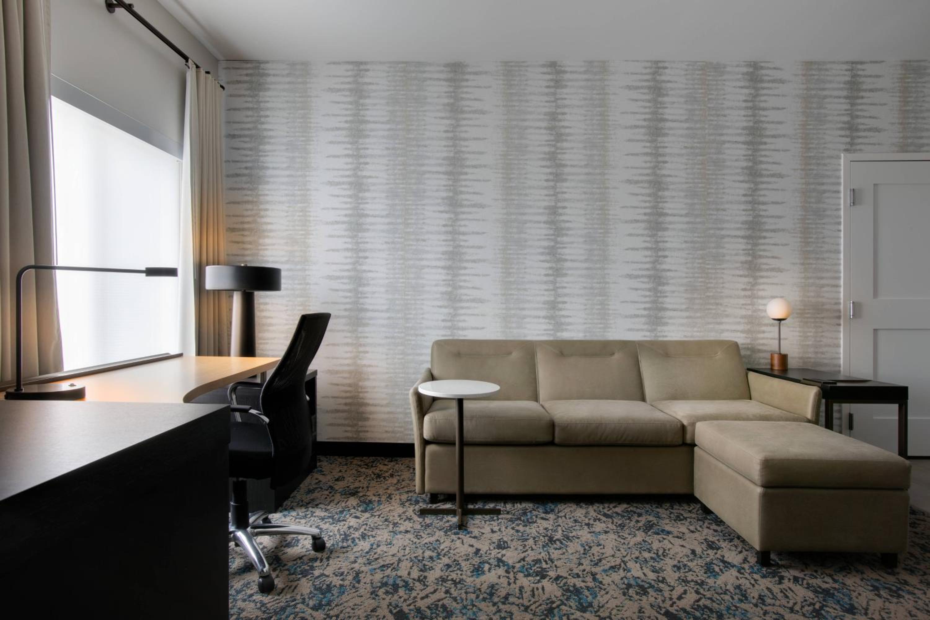 1 Bedroom Suite, 1 King, Sofa bed - Photo 6