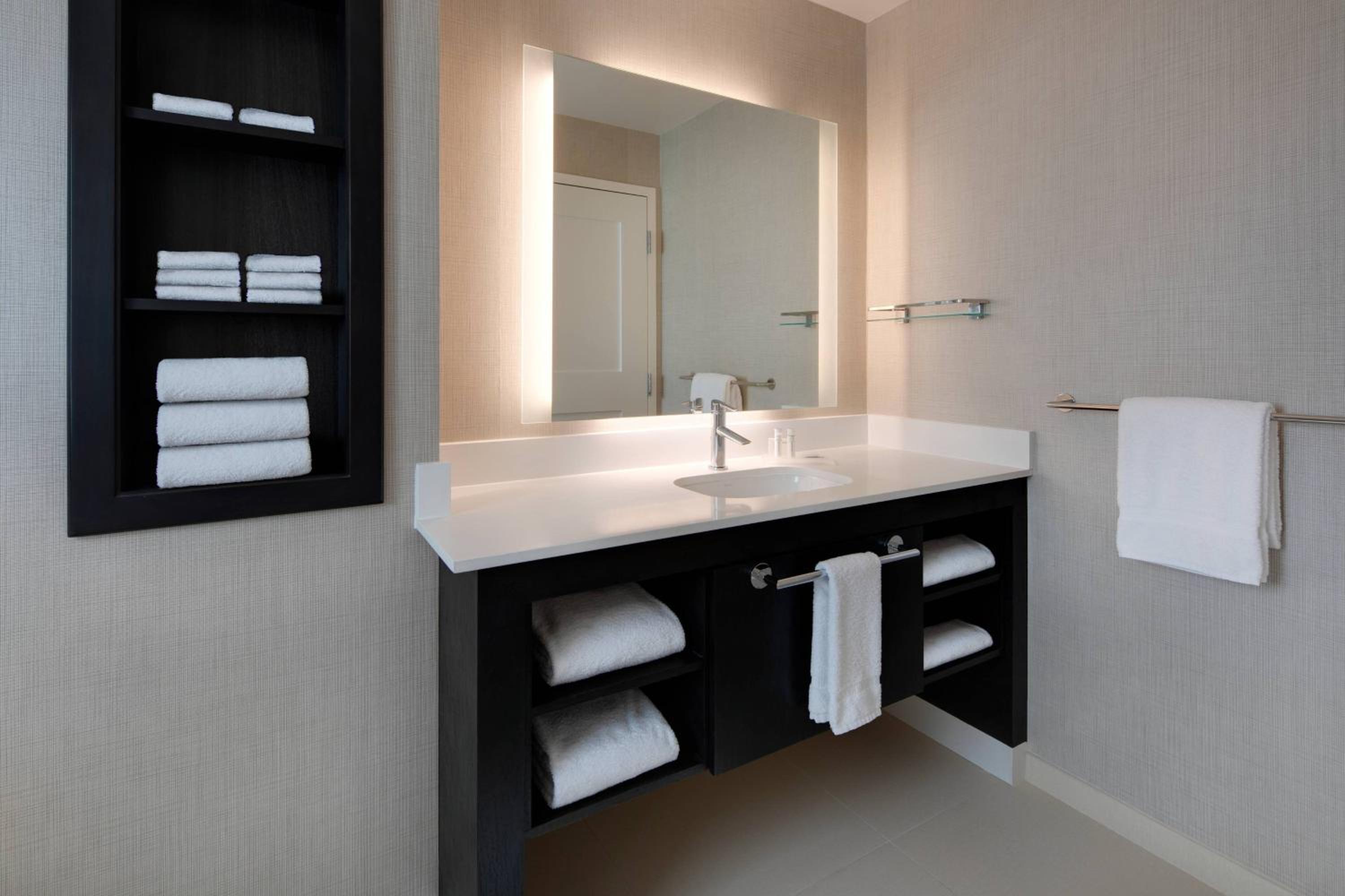 1 Bedroom Suite, 1 King, Sofa bed - Photo 7