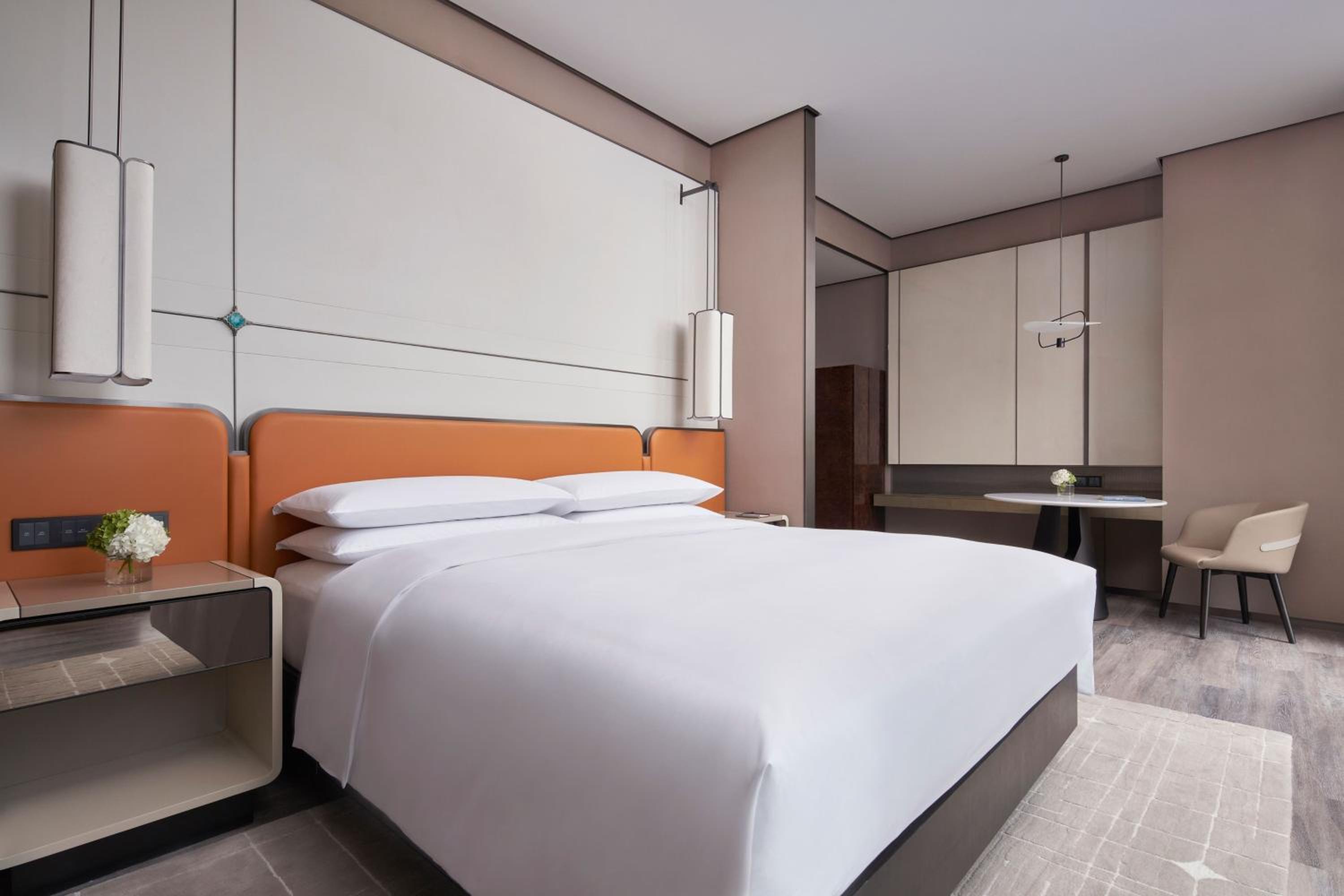 Deluxe King Room - Photo 8