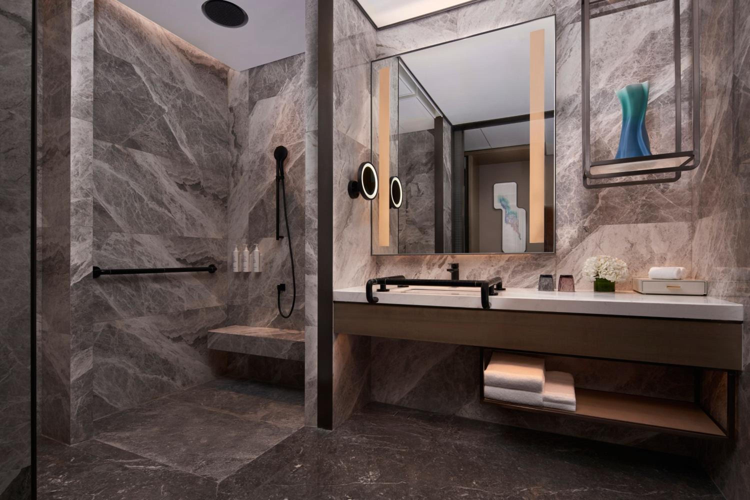 Deluxe King Room - Photo 10