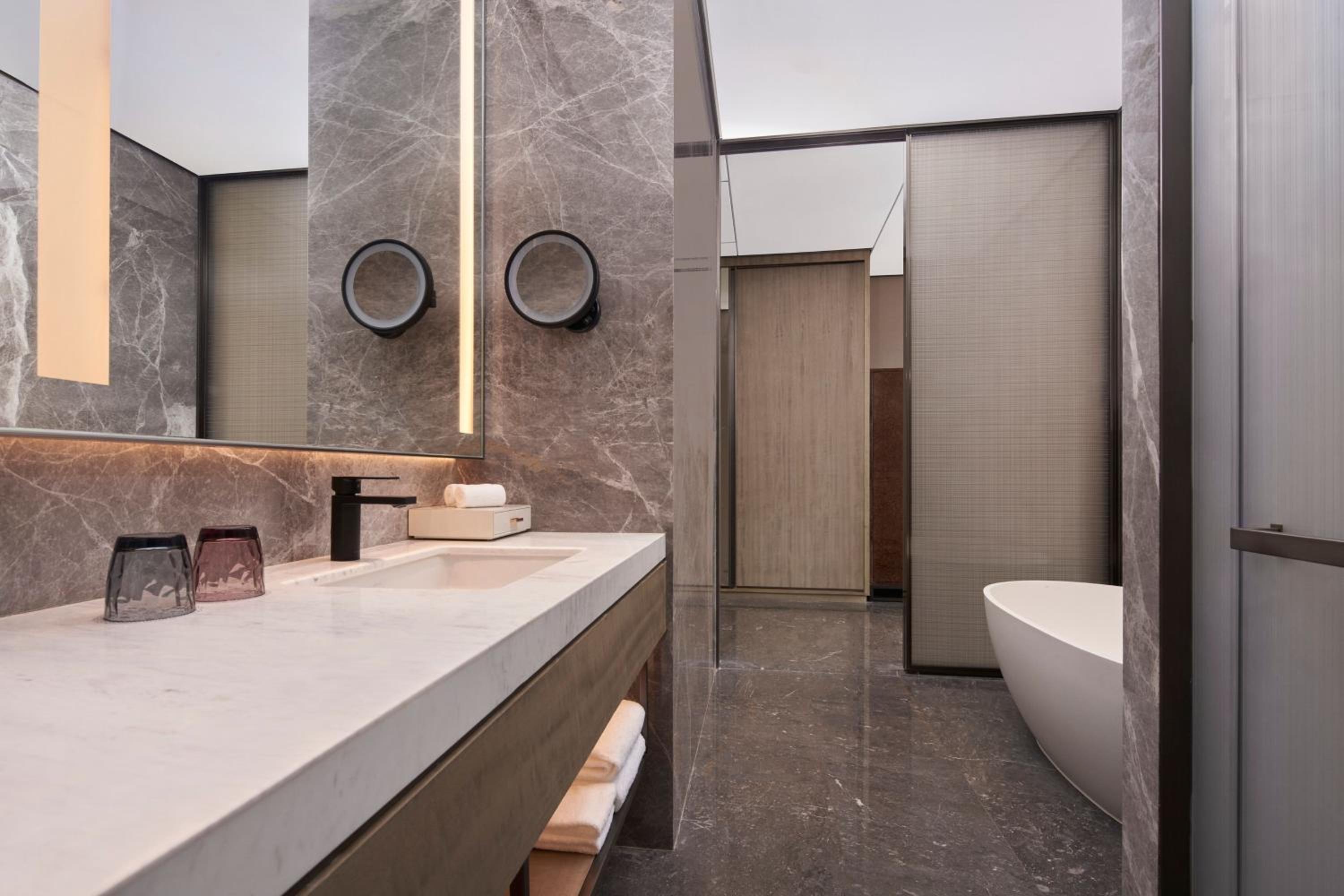 Executive King Room - Club Lounge Access - Photo 8