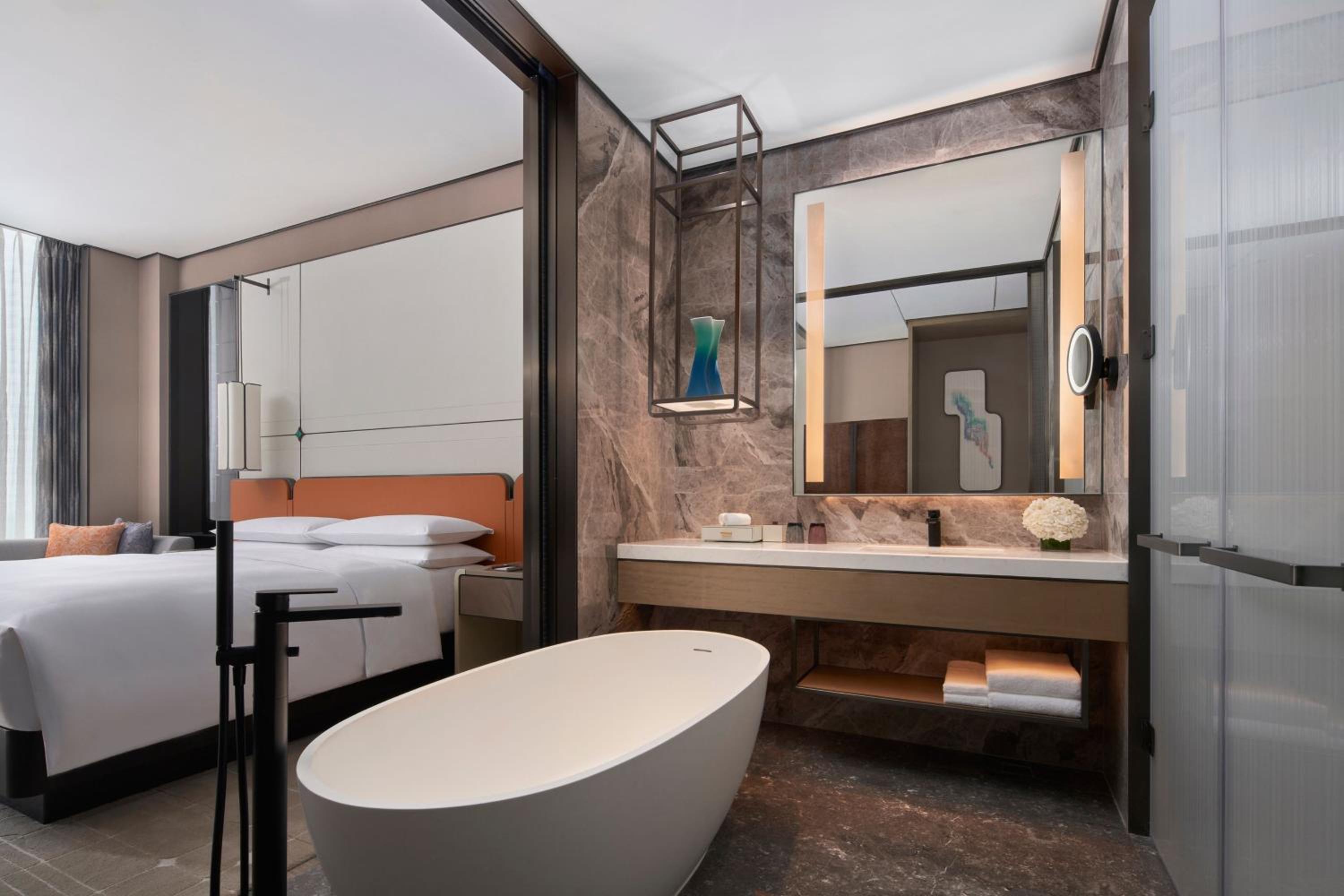 Deluxe King Room - Photo 7
