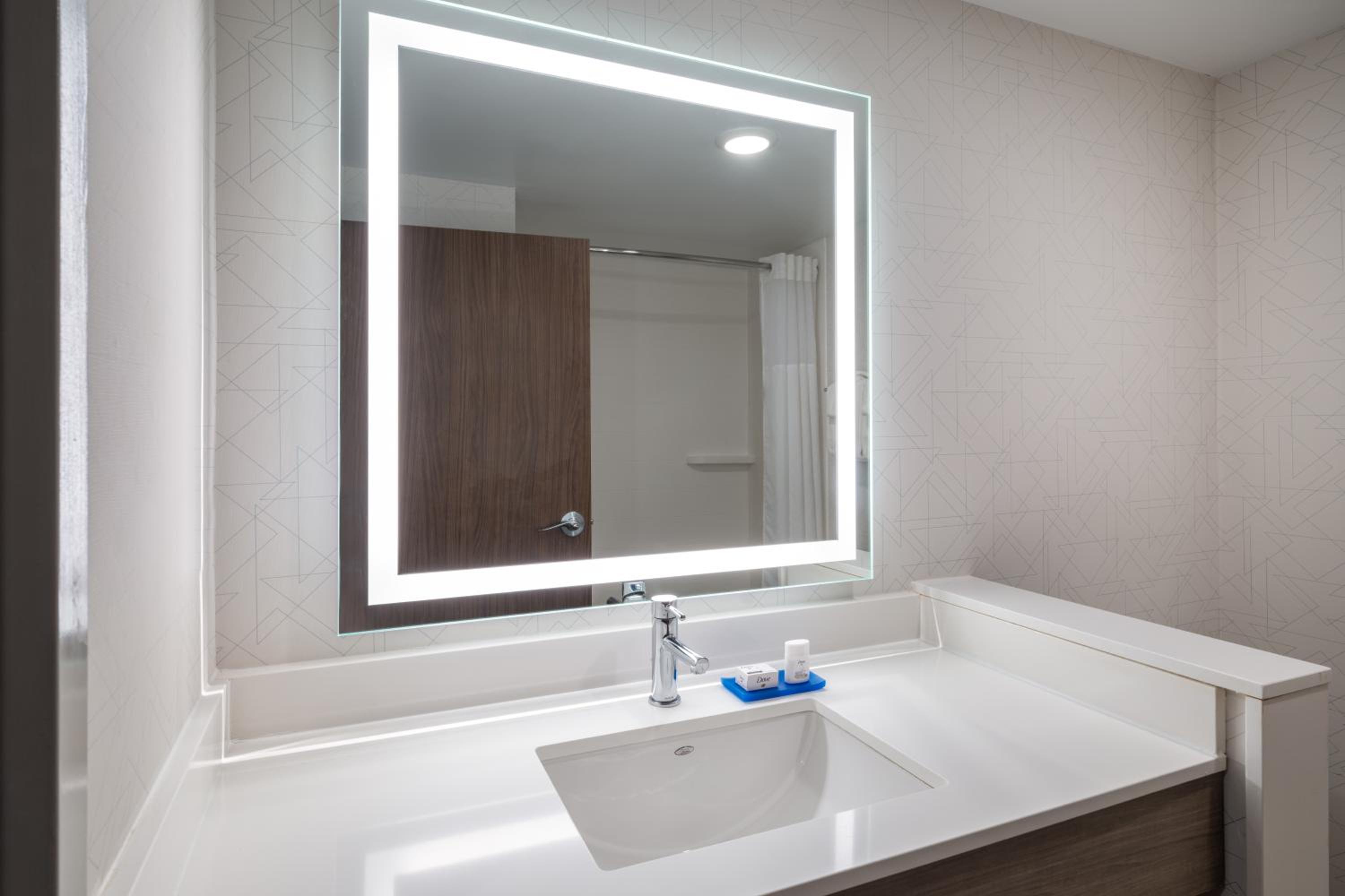 King Room with Hearing Accessible Roll In Shower - Non-Smoking - Photo 3