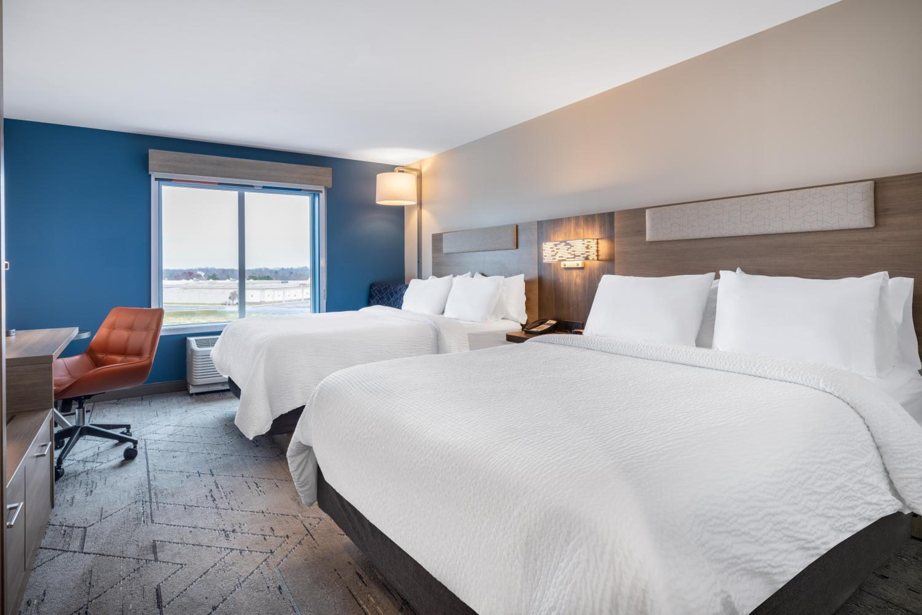Queen Room with Two Queen Beds - Mobility Accessible/Non-Smoking - Photo 4