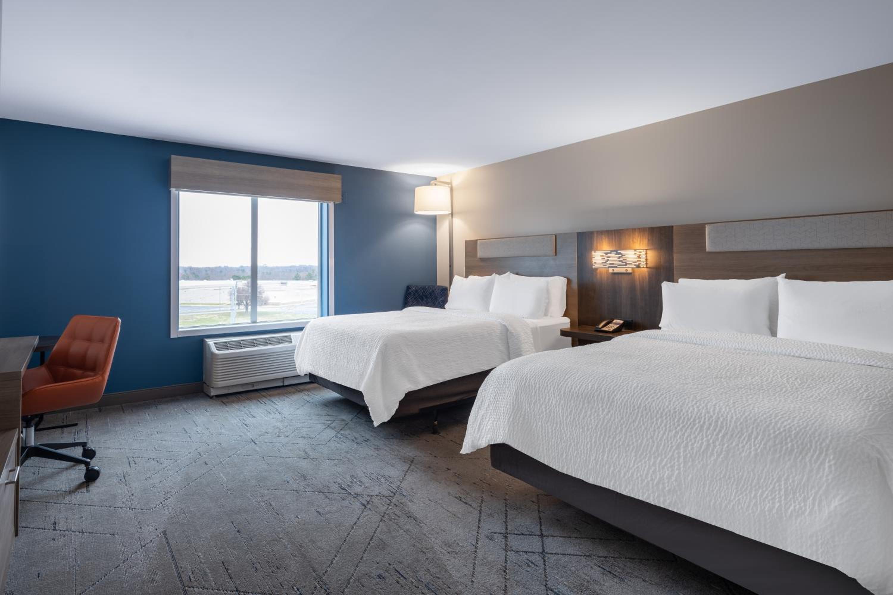Queen Room with Two Queen Beds - Mobility Accessible/Non-Smoking - Photo 2