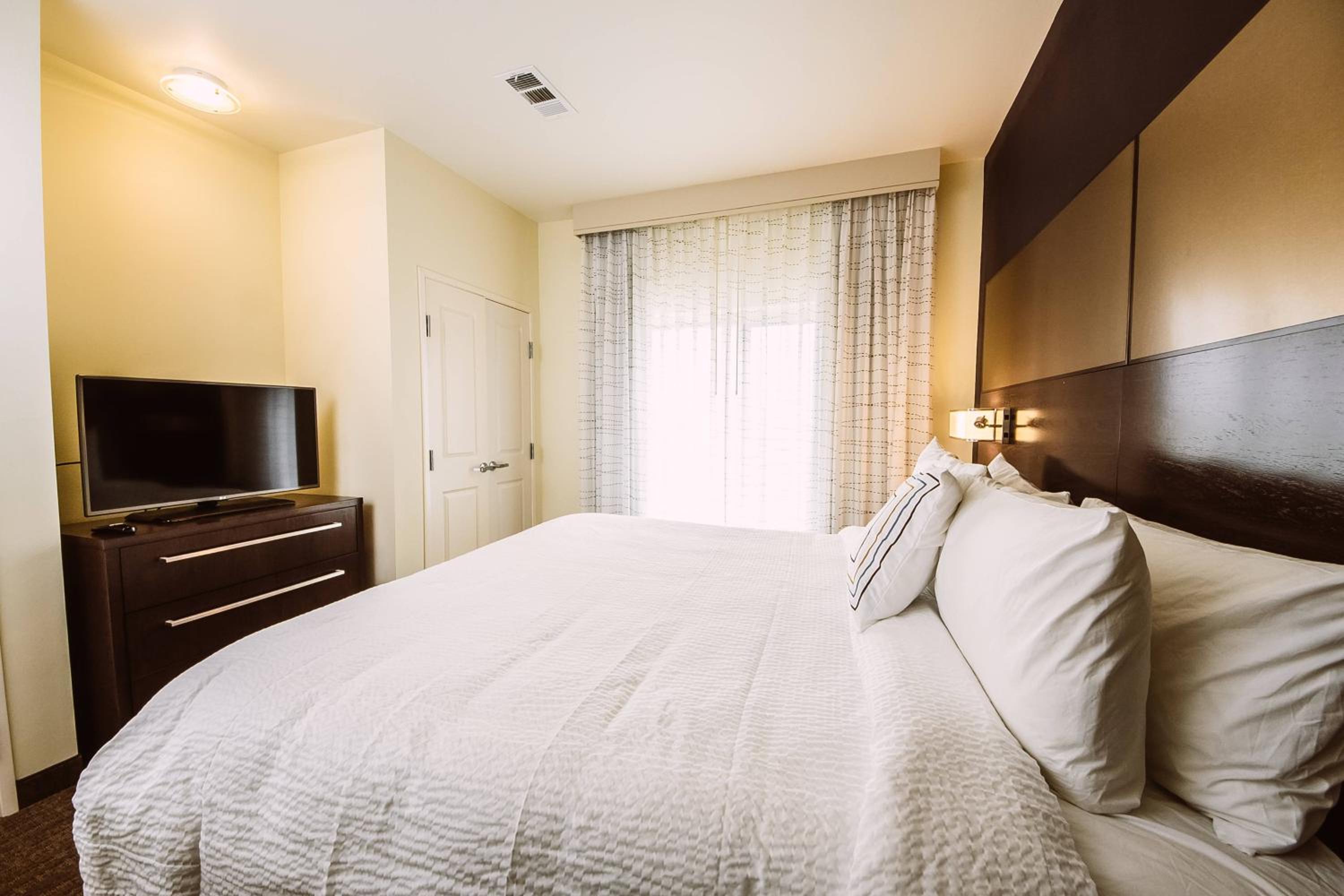 One-Bedroom King Suite with Sofa Bed and Roll-in Shower - Mobility Accessible photo 1