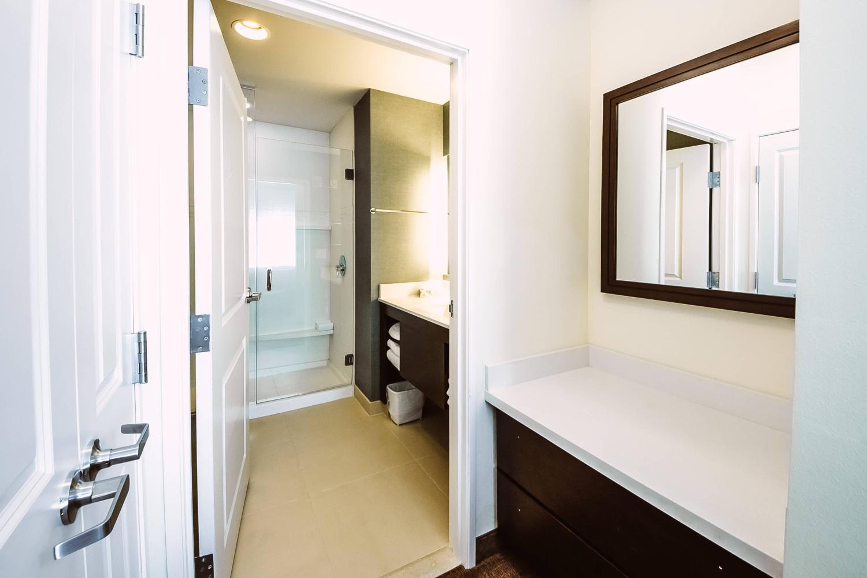 One-Bedroom King Suite with Sofa Bed and Roll-in Shower - Mobility Accessible photo 3