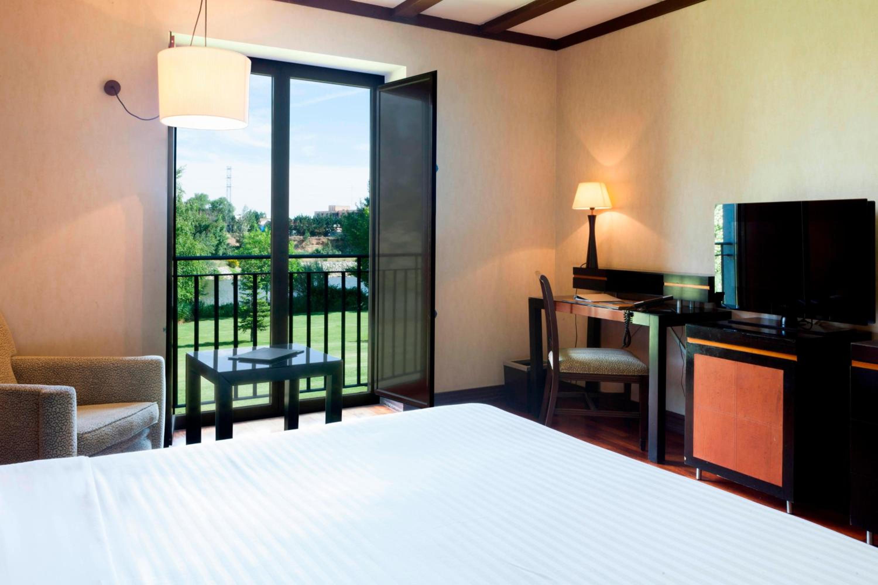 Twin Room thumbnail 5