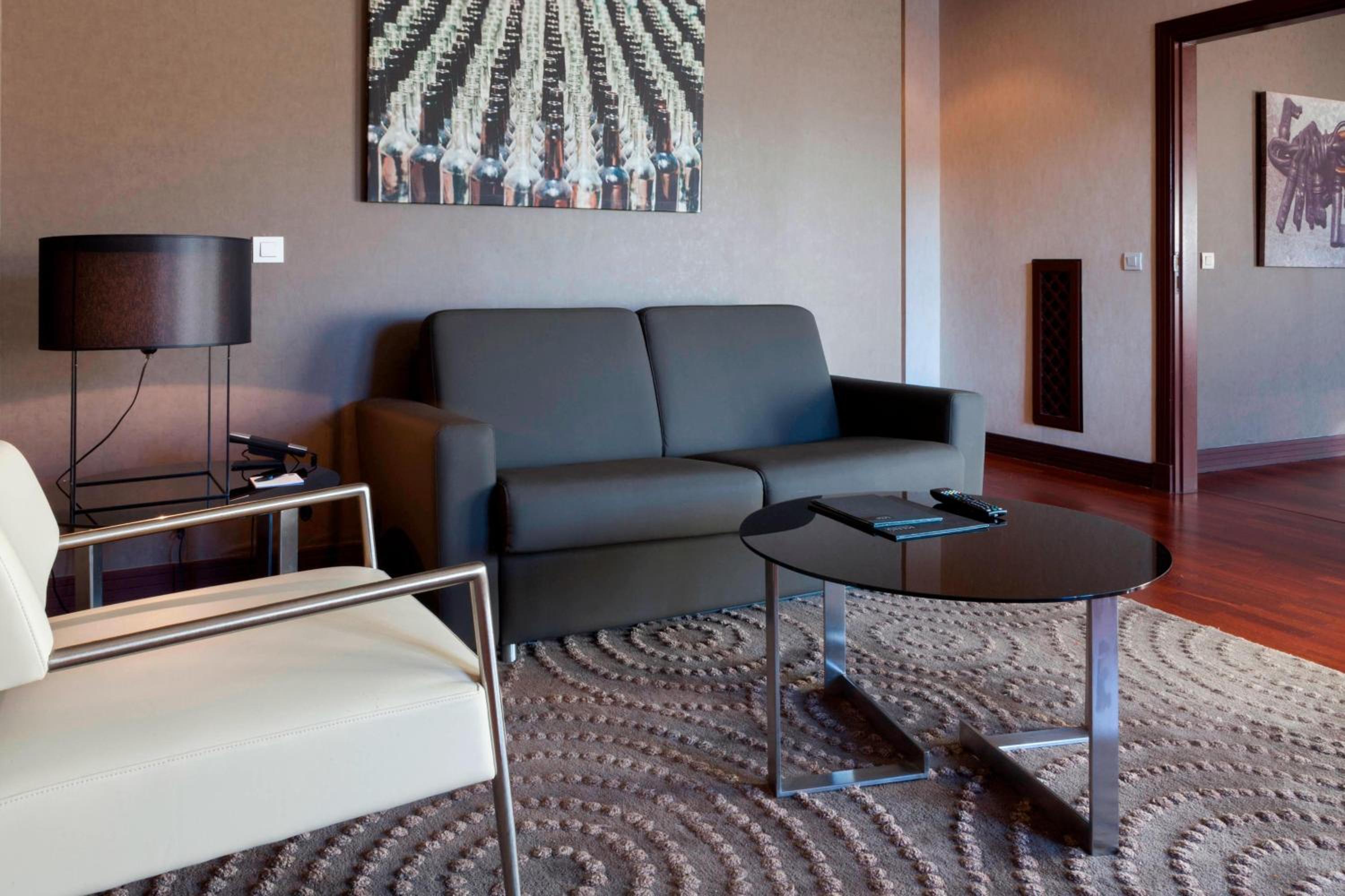 King Suite thumbnail 5