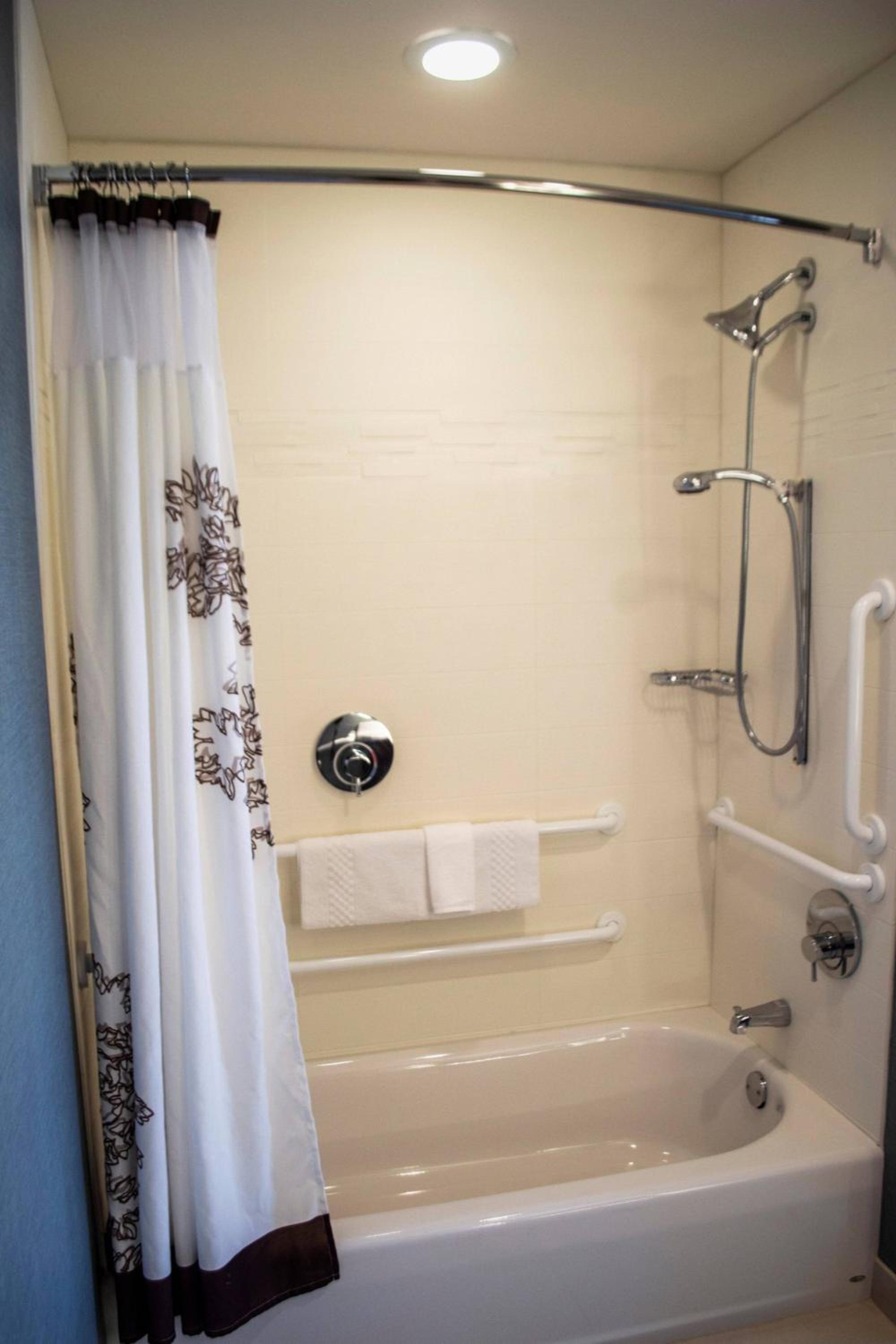 One-Bedroom King Suite with Sofa Bed and Adapted Tub - Mobility Accessible photo 2