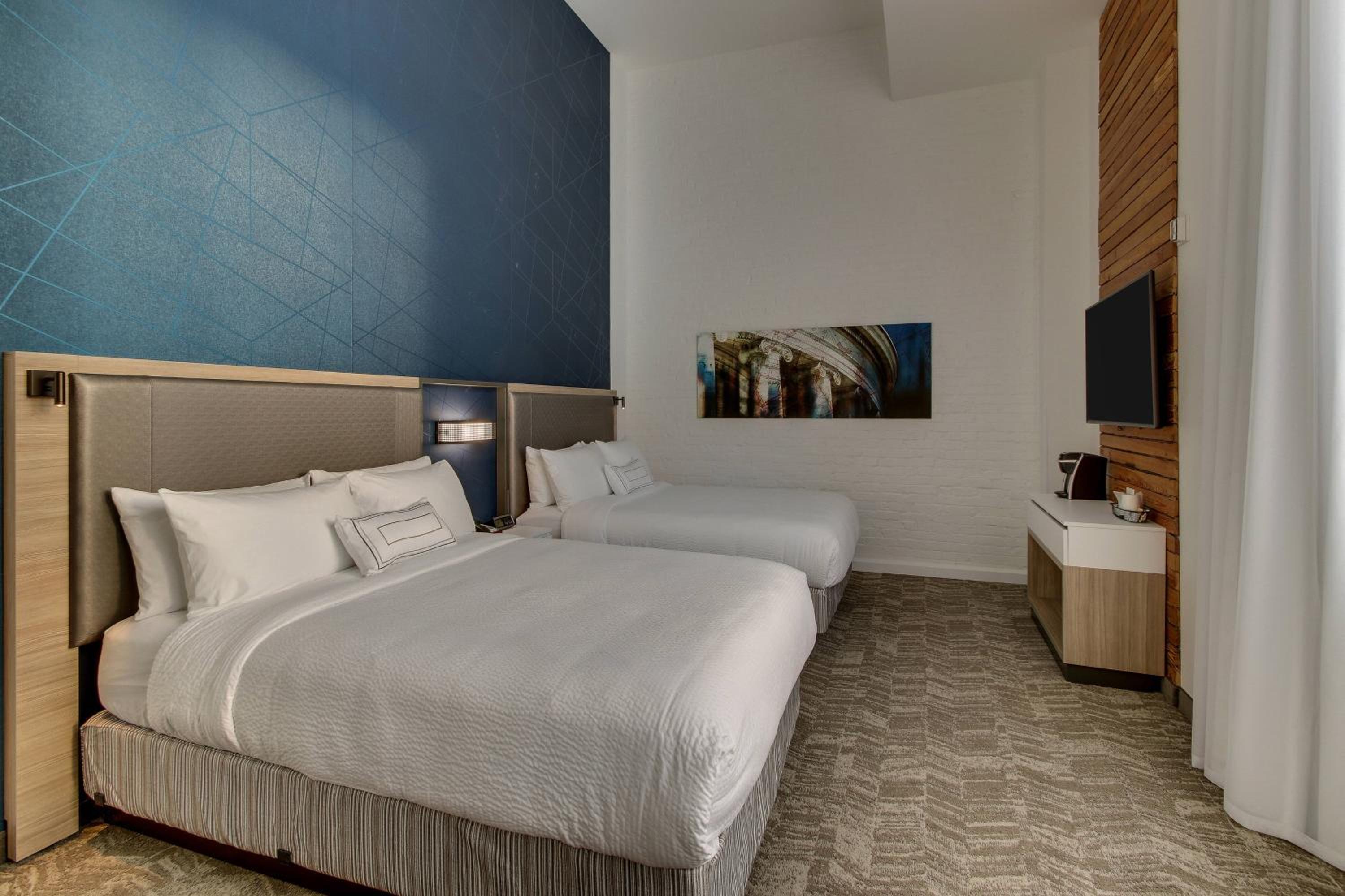 Two-Bedroom Queen Suite - Photo 2