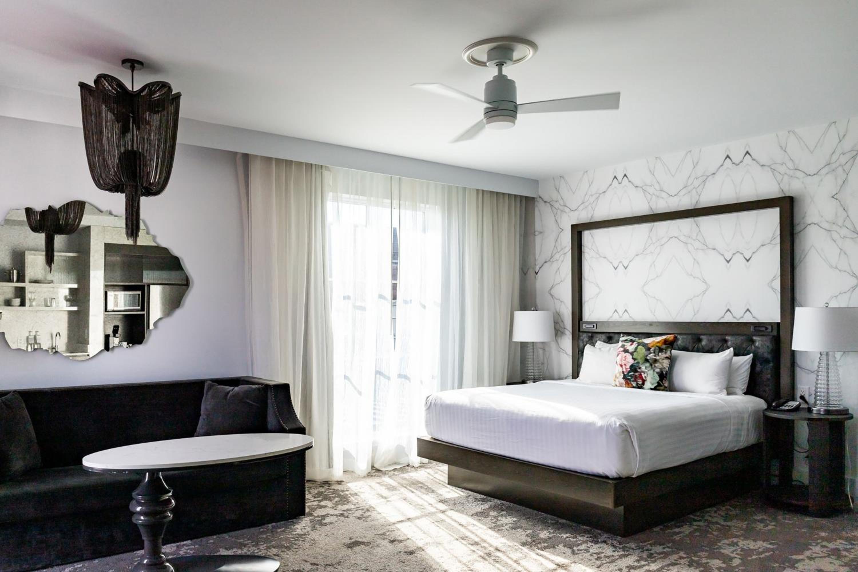 One-Bedroom King Suite with Sofa Bed photo 2