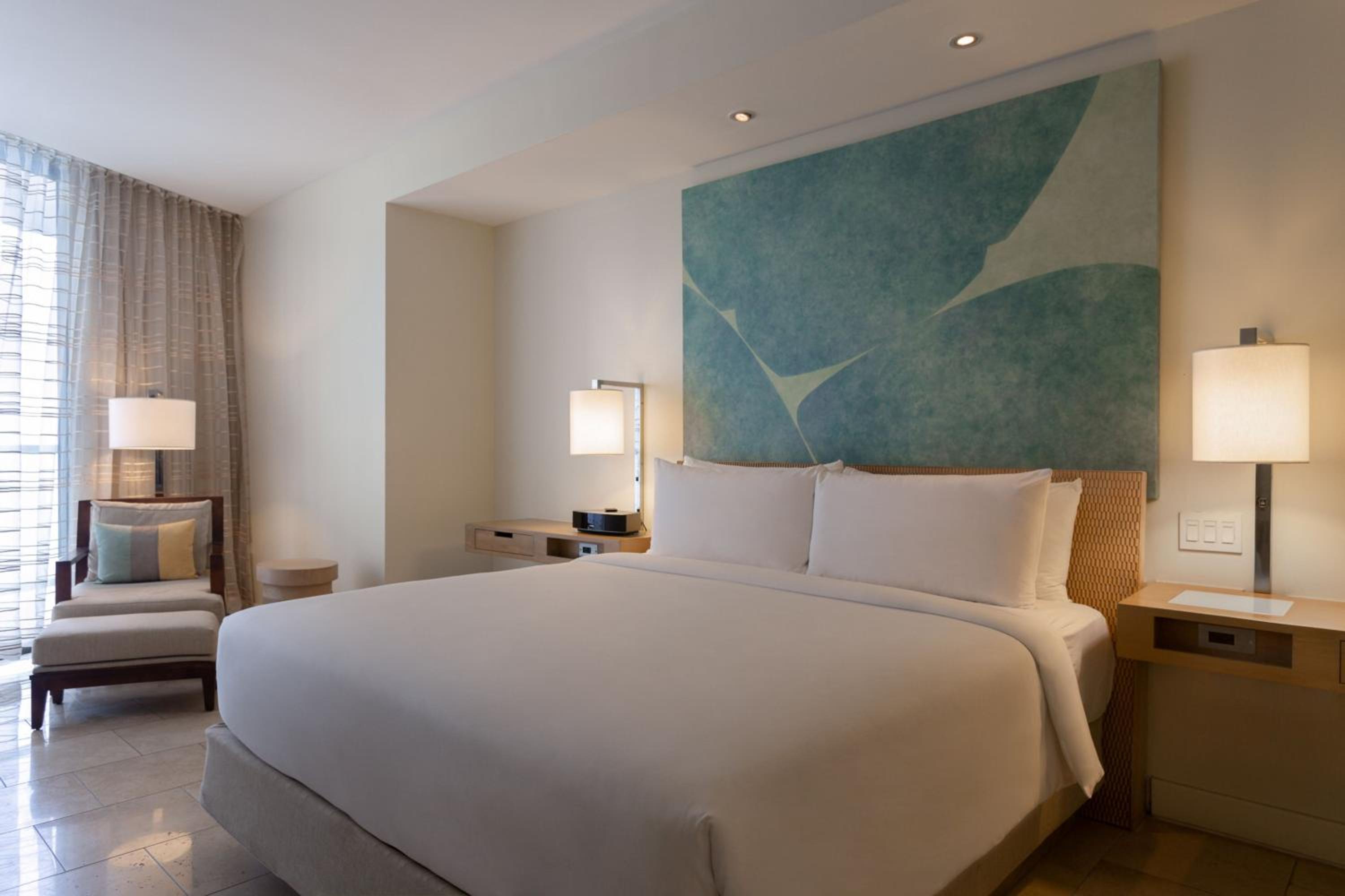 Executive suite with king bed, balcony and partial ocean view - Photo 2