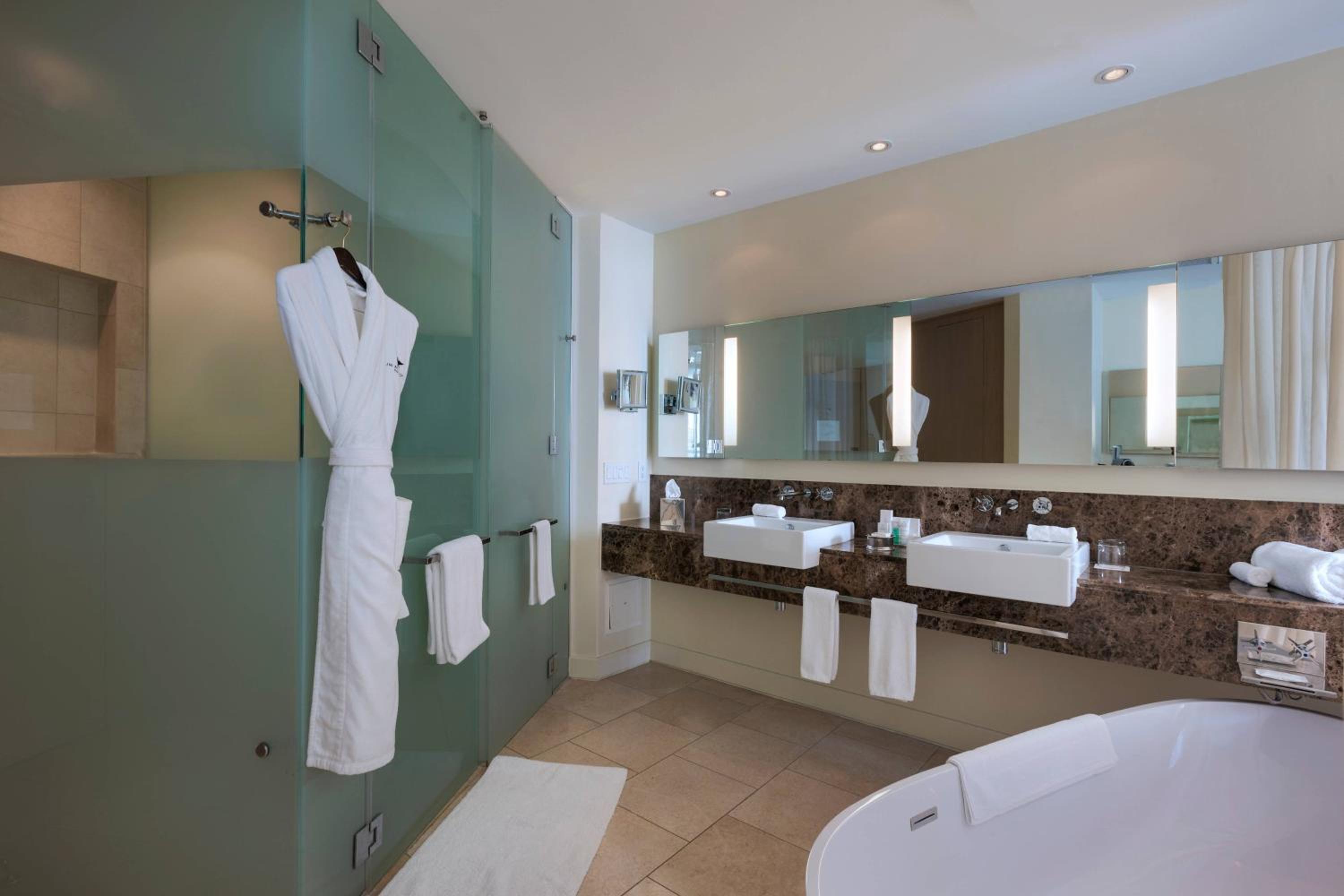 Concierge level, Guest room, 1 King, Partial ocean view - Photo 2