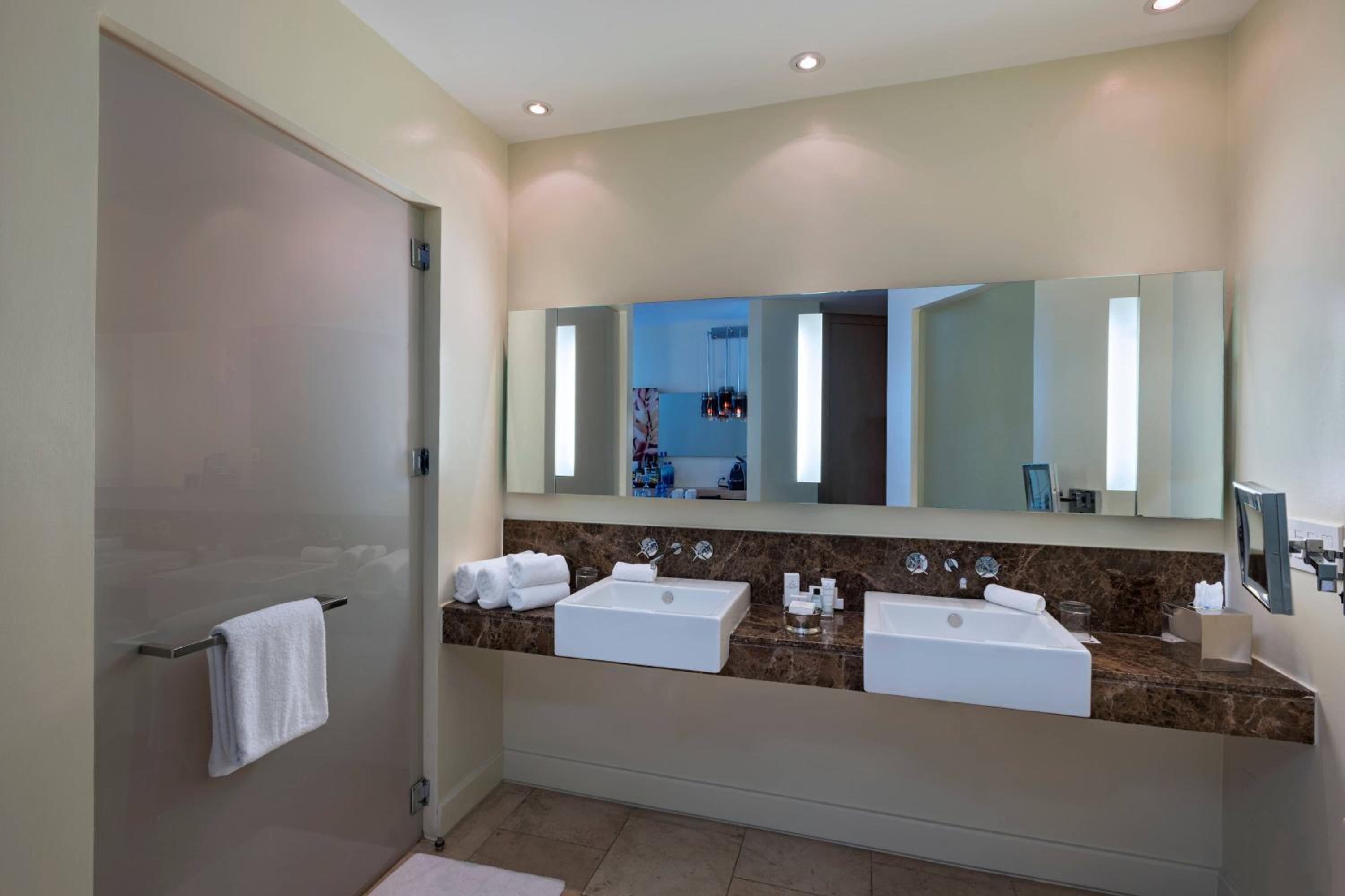 King Guest Room with Balcony - Partial Ocean View - Photo 2