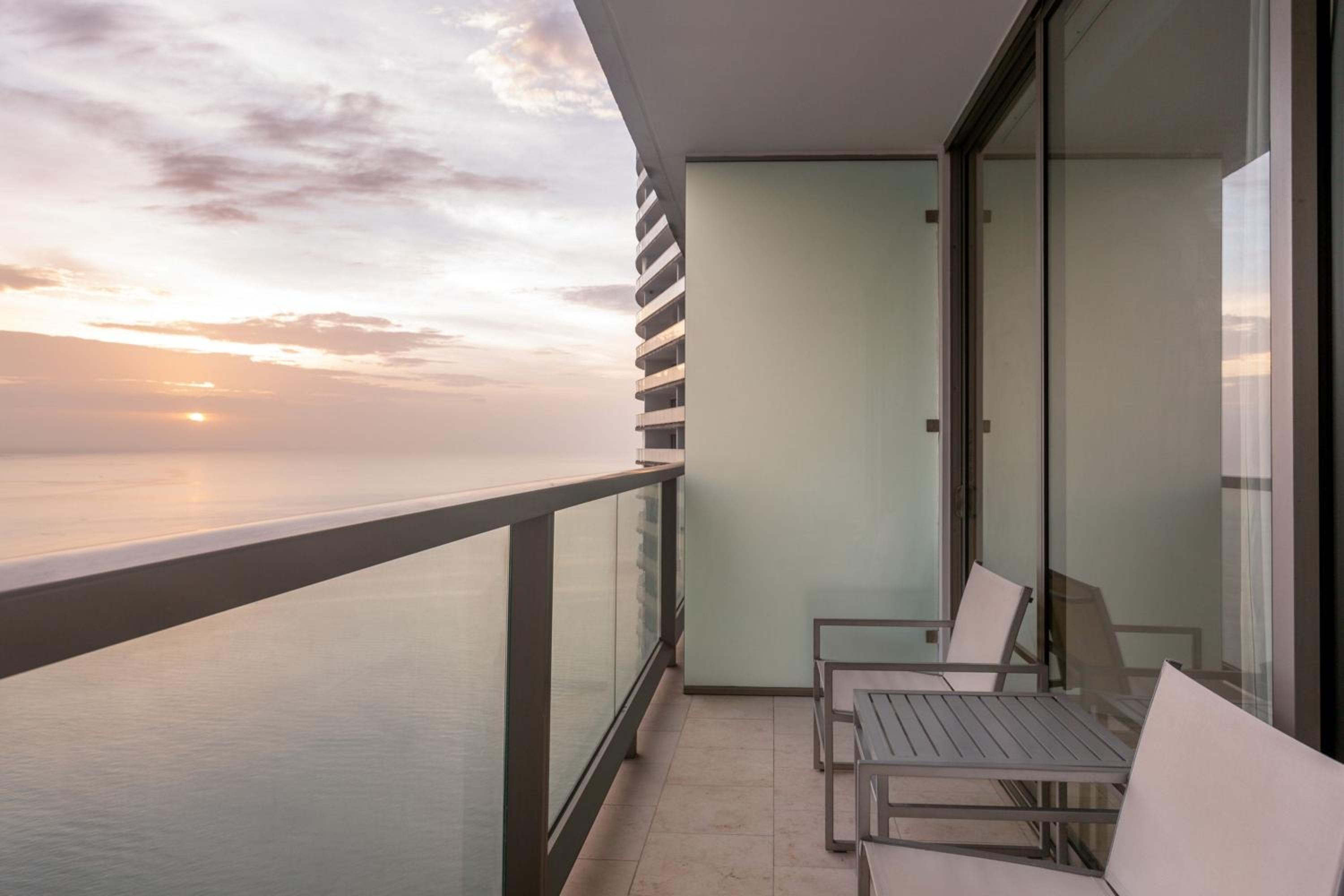 Curve, Suite, 1 King, Partial ocean view, Balcony - Photo 3