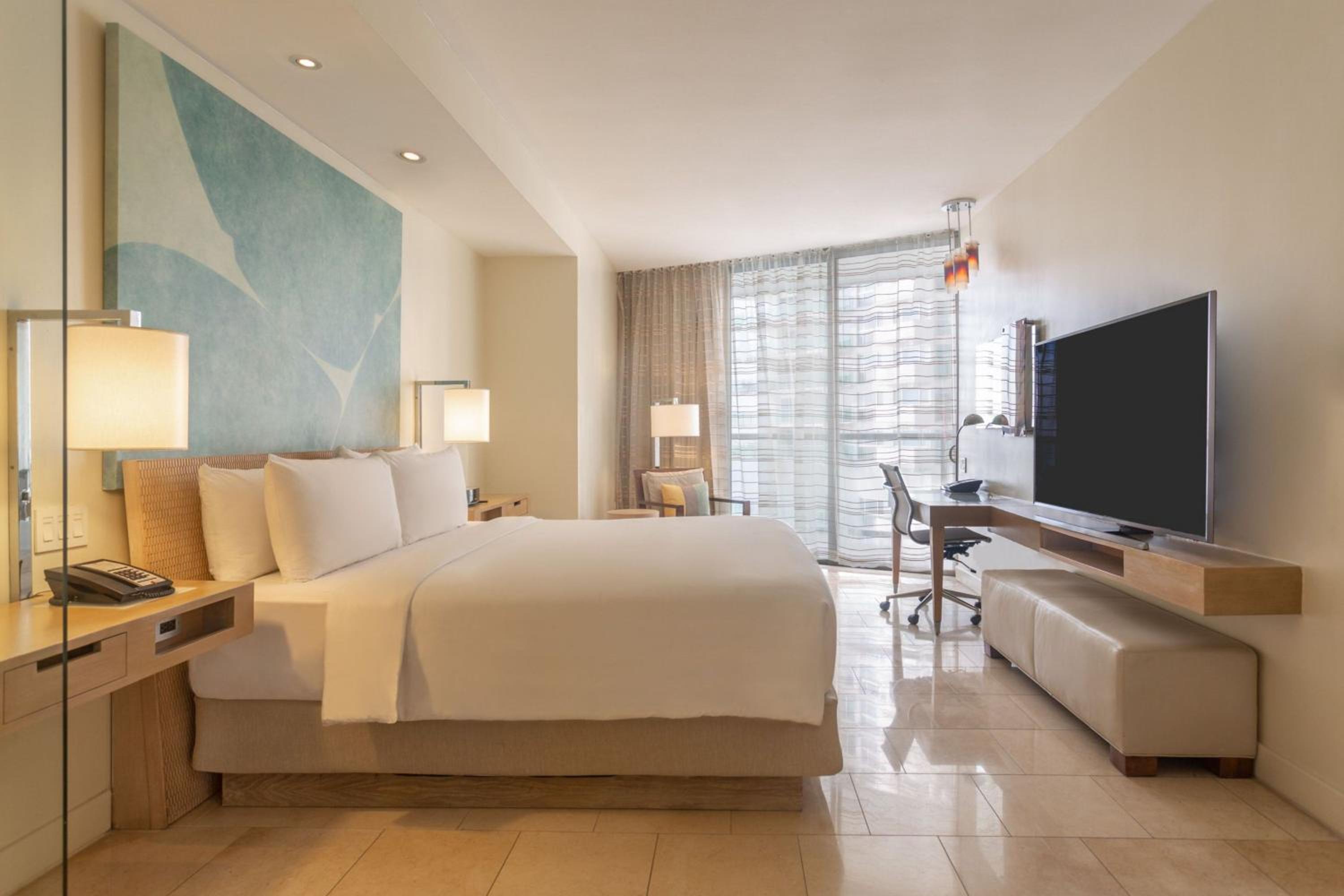 Grand, Suite, 1 King, Partial ocean view, Balcony - Photo 1