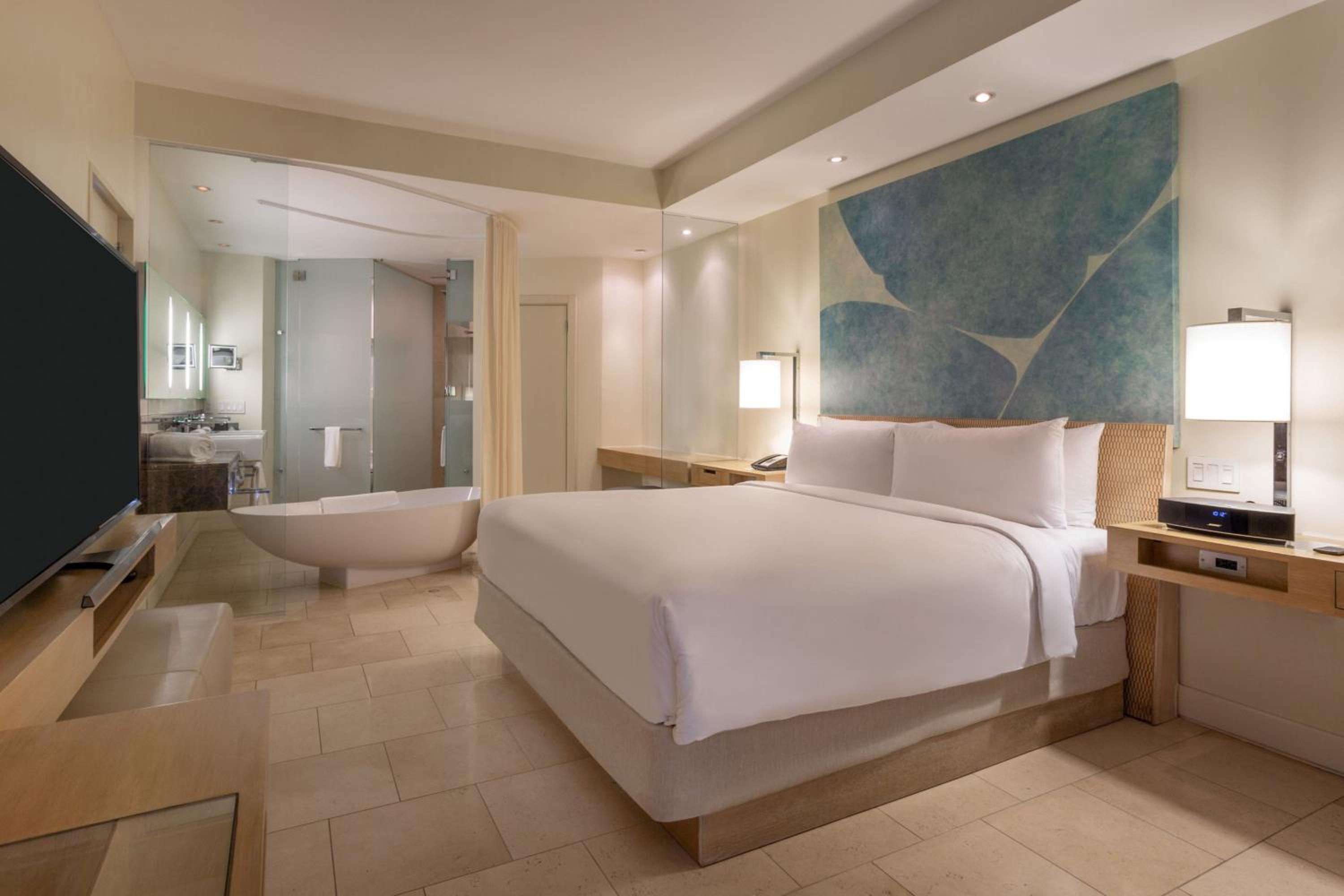 Grand, Suite, 1 King, Partial ocean view, Balcony - Photo 2