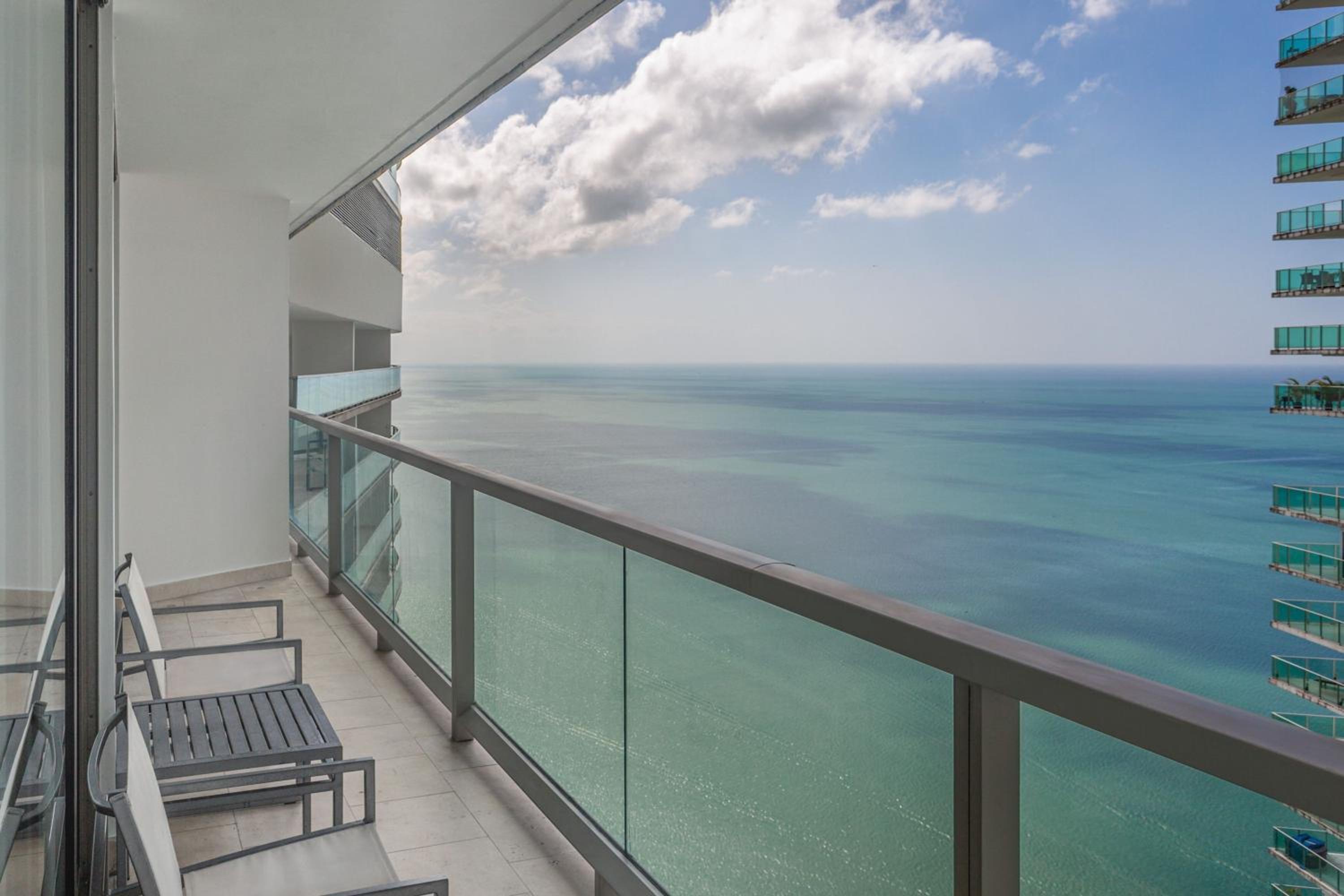 Grand, Suite, 1 King, Partial ocean view, Balcony - Photo 3